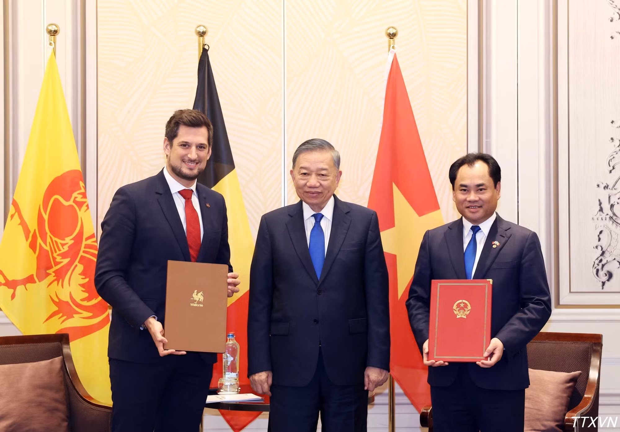 El secretario general del Partido Comunista y presidente de Vietnam, To Lam, presencia la ceremonia de entrega de un memorando de cooperación entre el Ministerio vietnamita de Agricultura y Medio Ambiente y el Gobierno de Valonia en materia de agricultura, gestión de recursos y protección ambiental. (Foto: VNA)