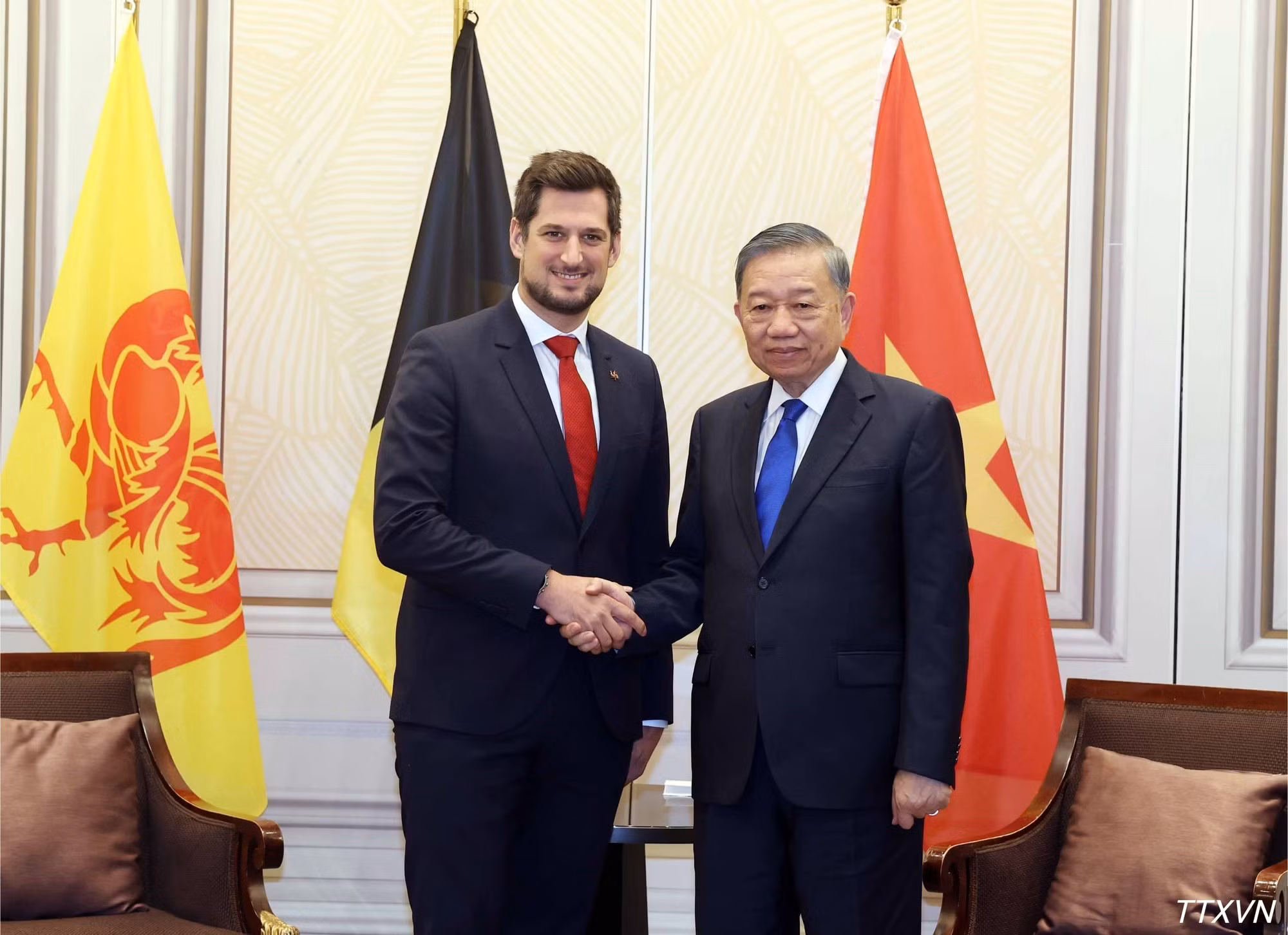 El secretario general del Partido Comunista y presidente de Vietnam, To Lam, y el ministro-presidente de Valonia, Adrien Dolimont. (Foto: VNA)