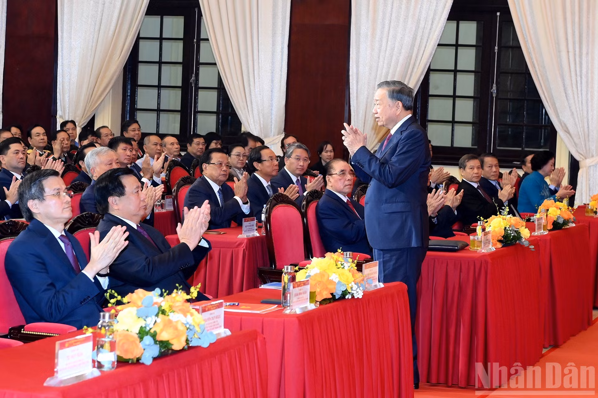 El secretario general del Partido Comunista y presidente de Vietnam, To Lam, actuales y antiguos dirigentes del Partido y del Estado en la cita.