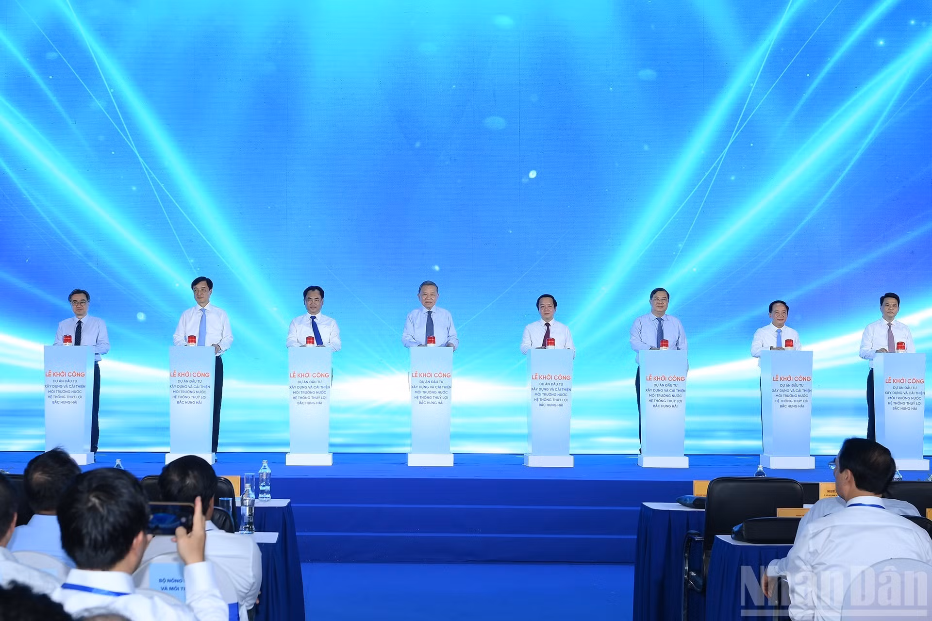 El secretario general del Partido Comunista de Vietnam y presidente del país, To Lam, y los delegados en la ceremonia.