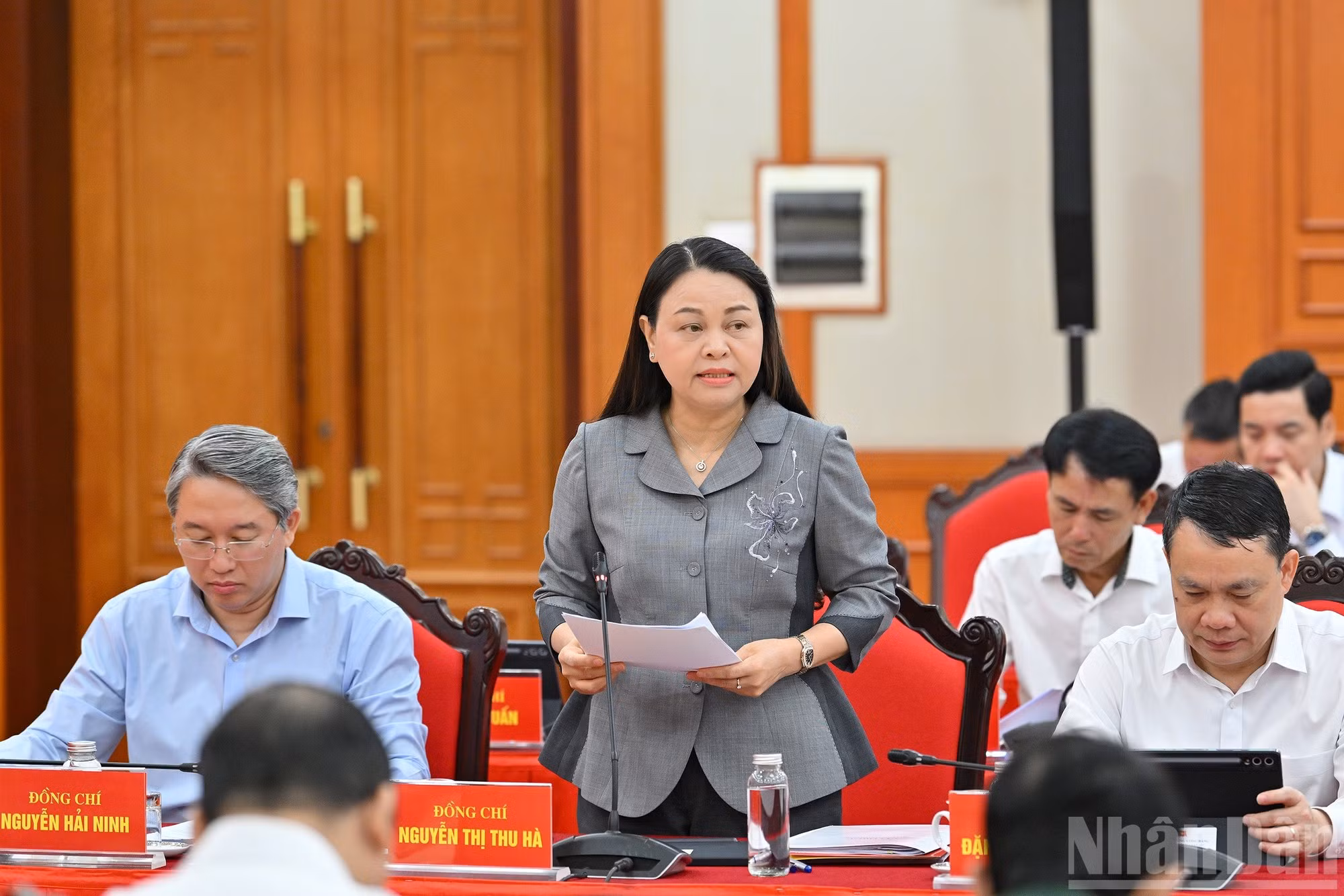 Nguyen Thi Thu Ha, vicejefa permanente de la Oficina del Comité Central del PCV, presenta el informe en la reunión.