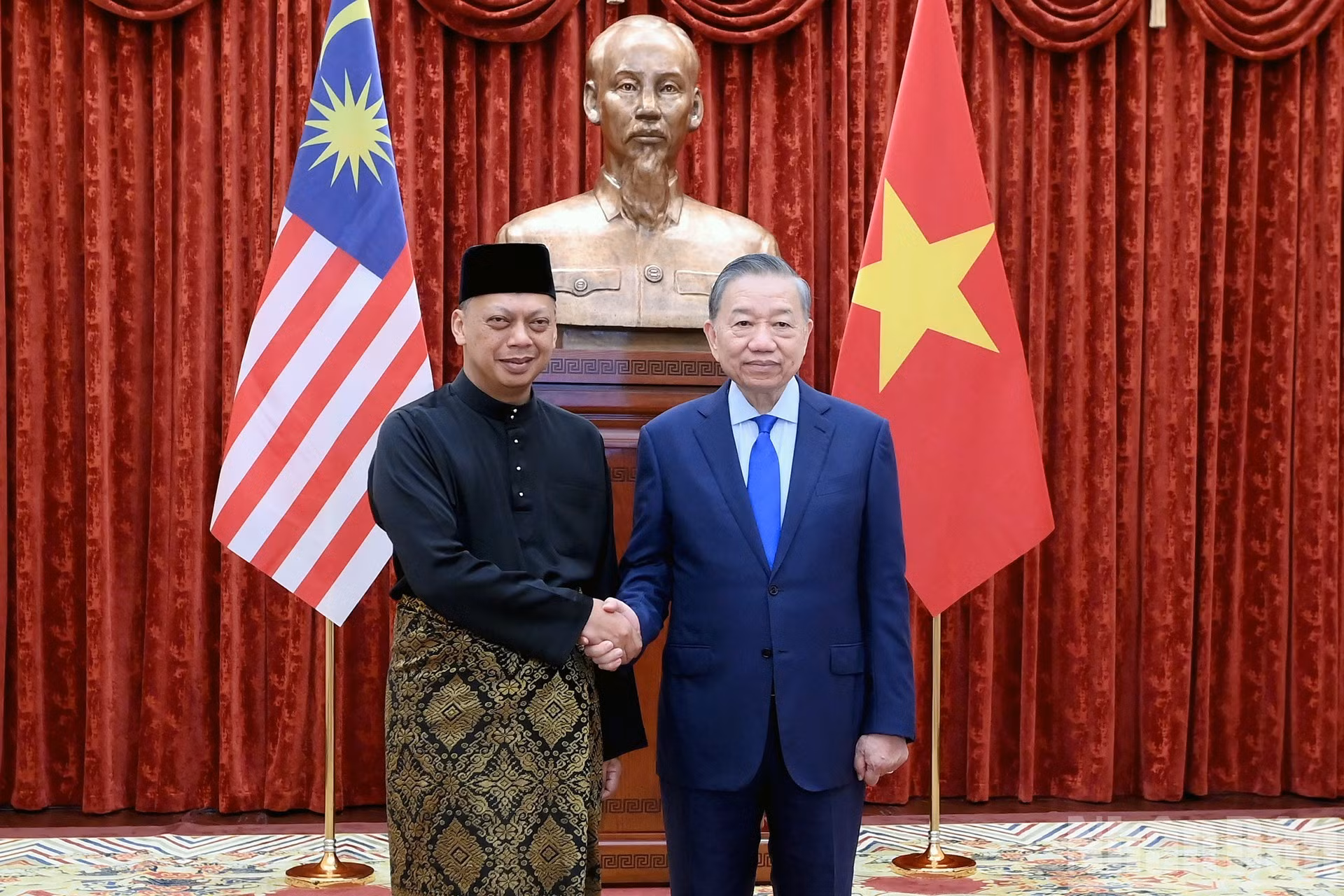 El secretario general del Partido Comunista y presidente de Vietnam, To Lam, y el embajador de Malasia, Jamal Sharifuddin Bin Johan.
