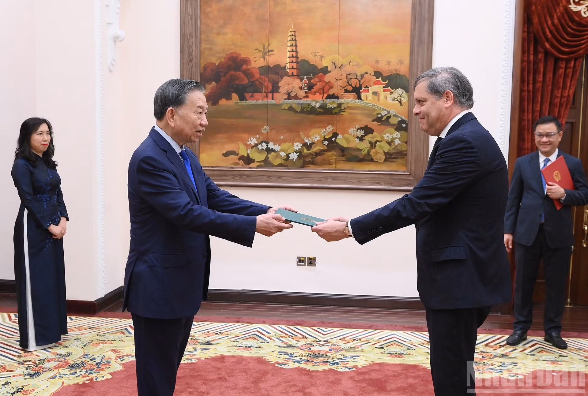 El secretario general del Partido Comunista y presidente de Vietnam, To Lam, recibe las cartas credenciales del embajador de Brasil, Marcelo Paz Saraiva Camara.
