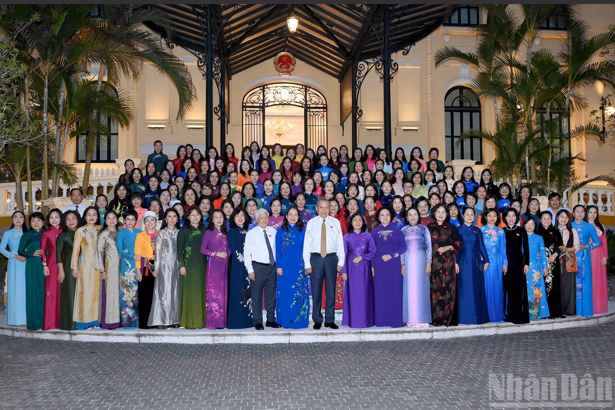 El secretario general y presidente de Vietnam, To Lam, y delegados en la reunión.