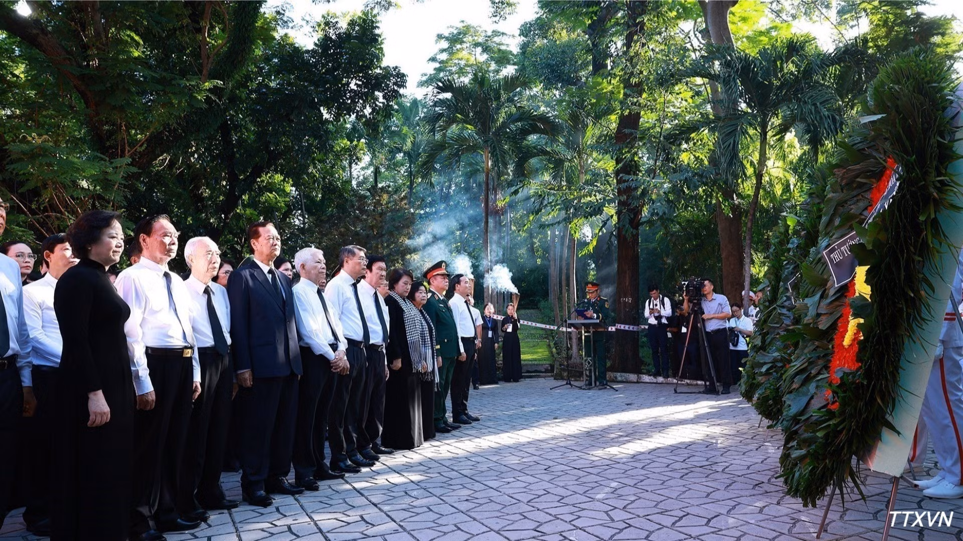 El primer ministro Le Minh Hung ofrece flores e incienso ante el monumento al difunto secretario general del Partido Comunista de Vietnam, Tran Phu. (Foto: VNA)