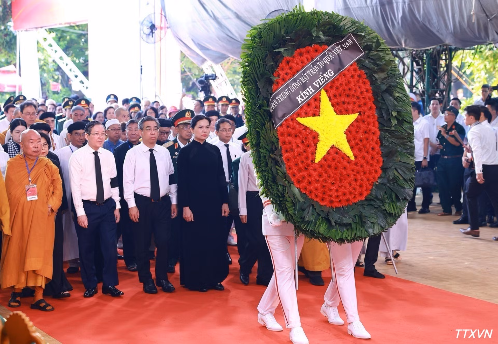 La delegación del Comité Central del Frente de la Patria de Vietnam presenta sus respetos a los héroes y mártires. (Foto: VNA)