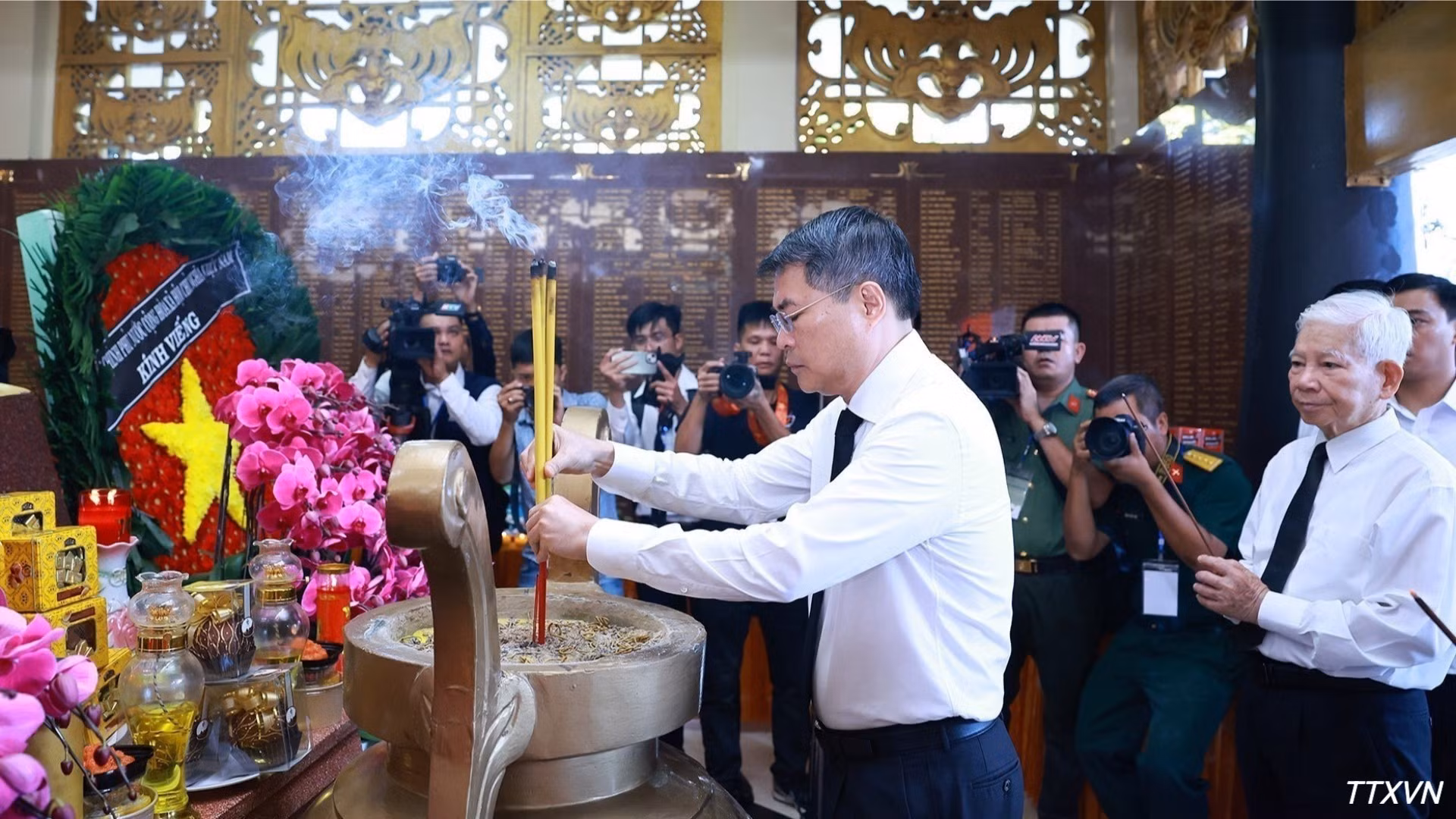 El primer ministro Le Minh Hung ofrece flores e incienso en homenaje a los héroes y mártires ante la estela conmemorativa del Parque Cultural Le Thi Rieng. (Foto: VNA)