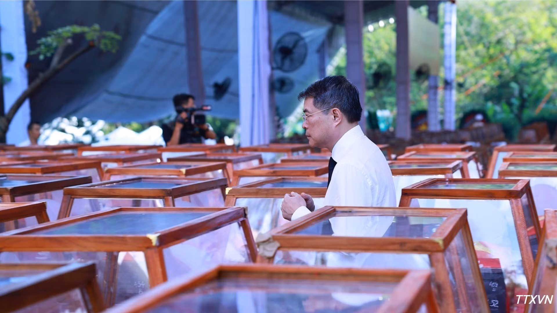 El primer ministro Le Minh Hung preside el homenaje y la despedida oficial de los restos de 731 mártires, los cuales fueron localizados en el Parque Cultural Le Thi Rieng, ubicado en el barrio de Hoa Hung, Ciudad Ho Chi Minh. (Foto: VNA)