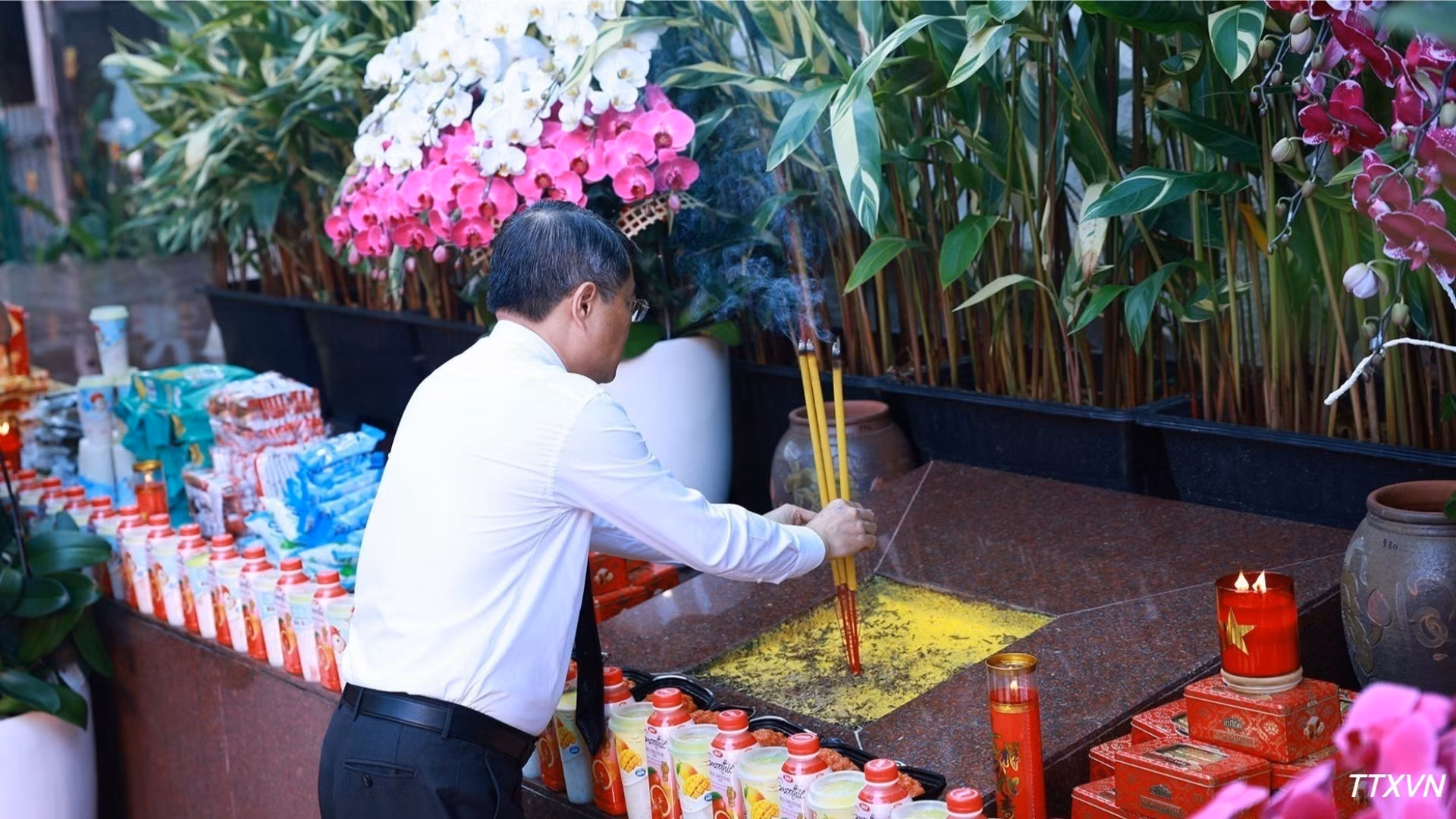 El primer ministro Le Minh Hung ofrece flores e incienso ante el monumento al difunto secretario general del Partido Comunista de Vietnam, Tran Phu. (Foto: VNA)
