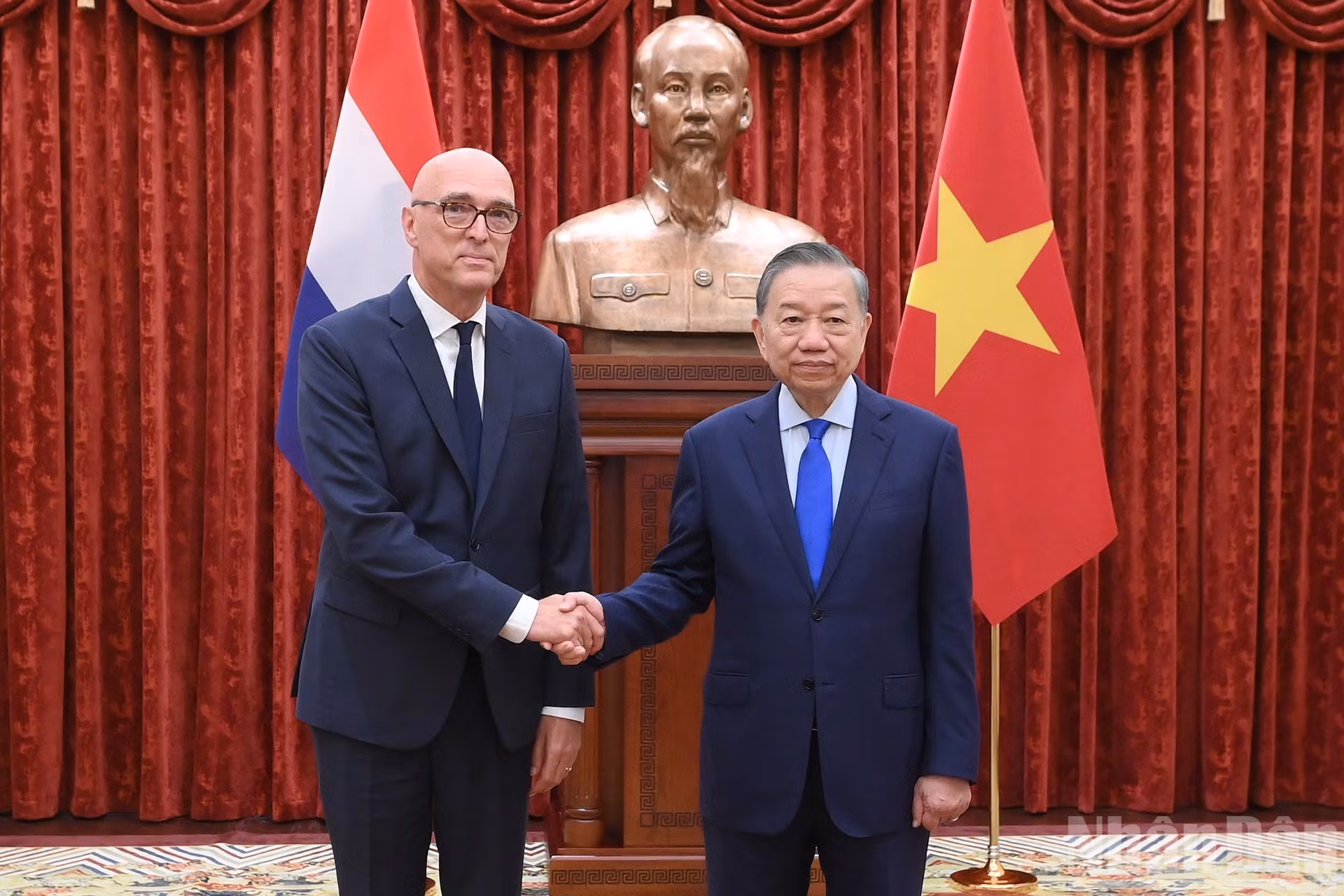 El secretario general del Partido Comunista y presidente de Vietnam, To Lam, y el embajador de Países Bajos, Remco van Wijngaarden.