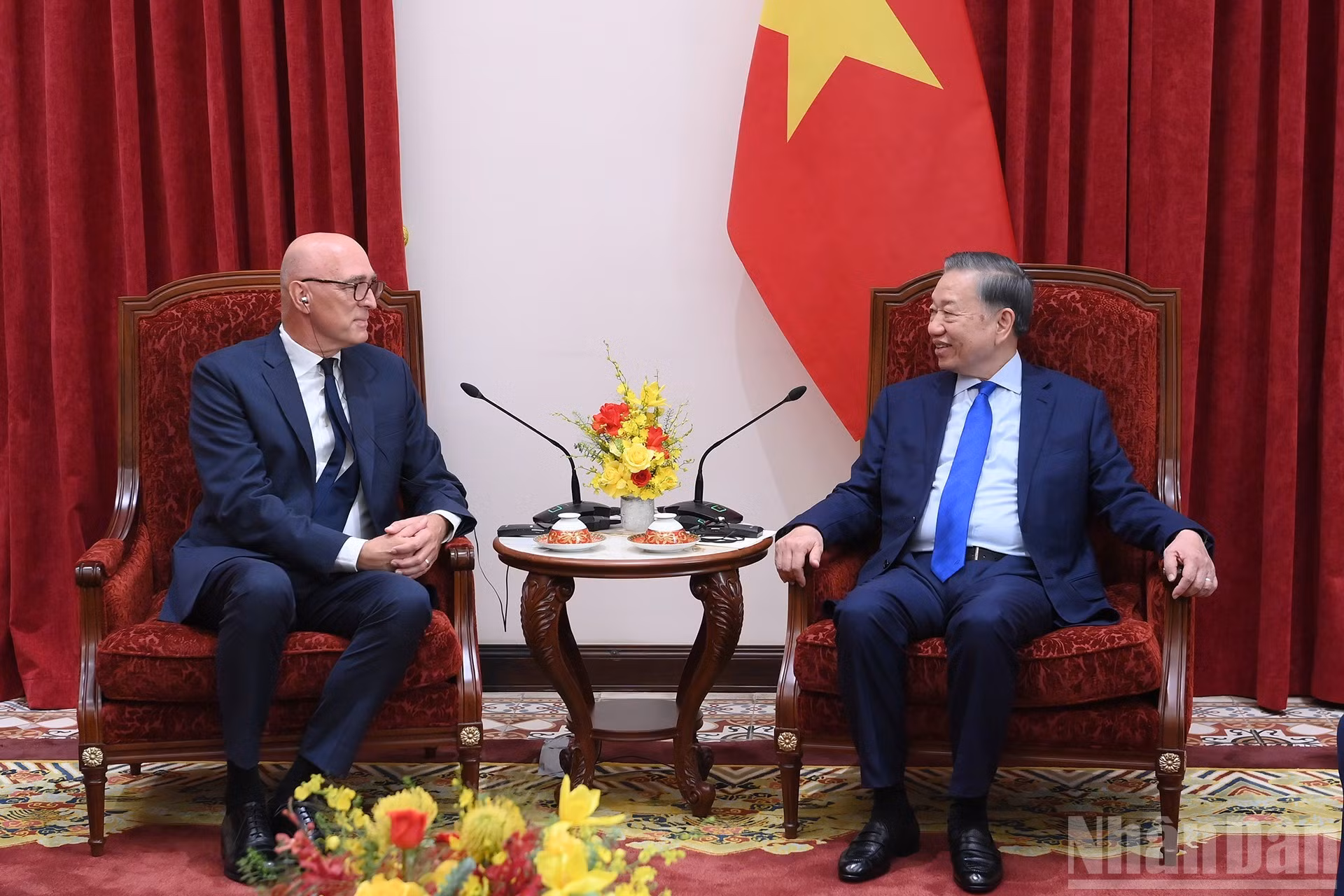 El secretario general del Partido Comunista y presidente de Vietnam, To Lam, recibe al embajador de Países Bajos, Remco van Wijngaarden.