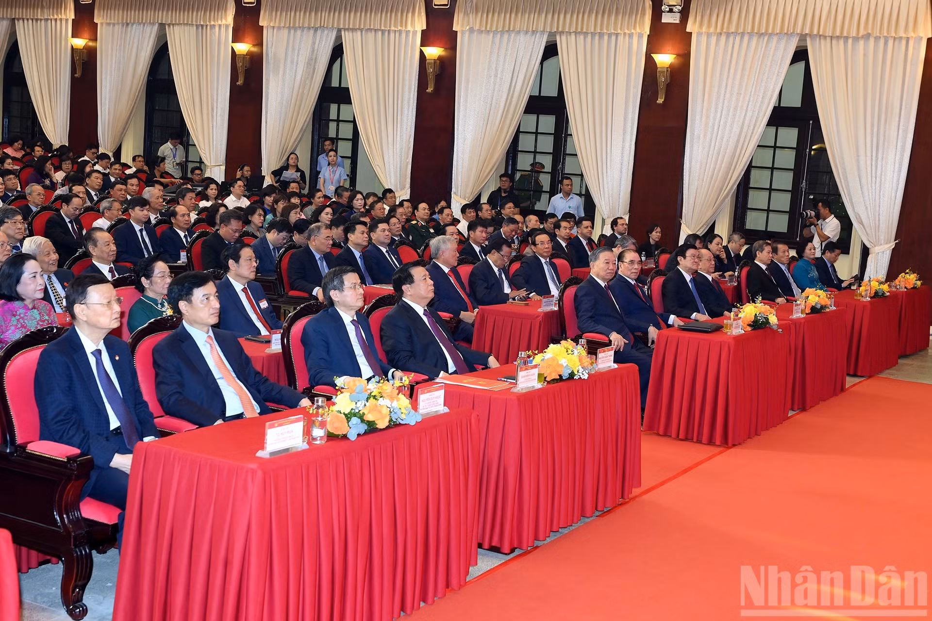 El secretario general del Partido Comunista y presidente de Vietnam, To Lam, actuales y antiguos dirigentes del Partido y del Estado en el evento.