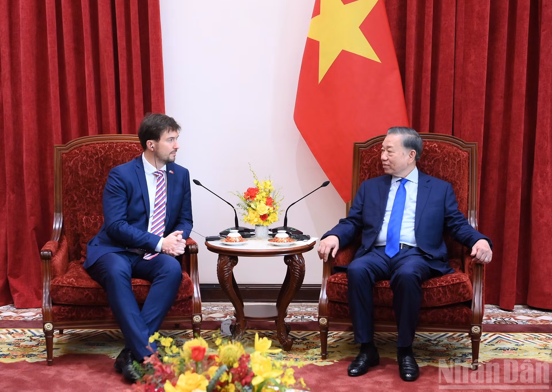 El secretario general del Partido Comunista y presidente de Vietnam, To Lam, y el embajador de la República Checa, Lukáš Kaucký.