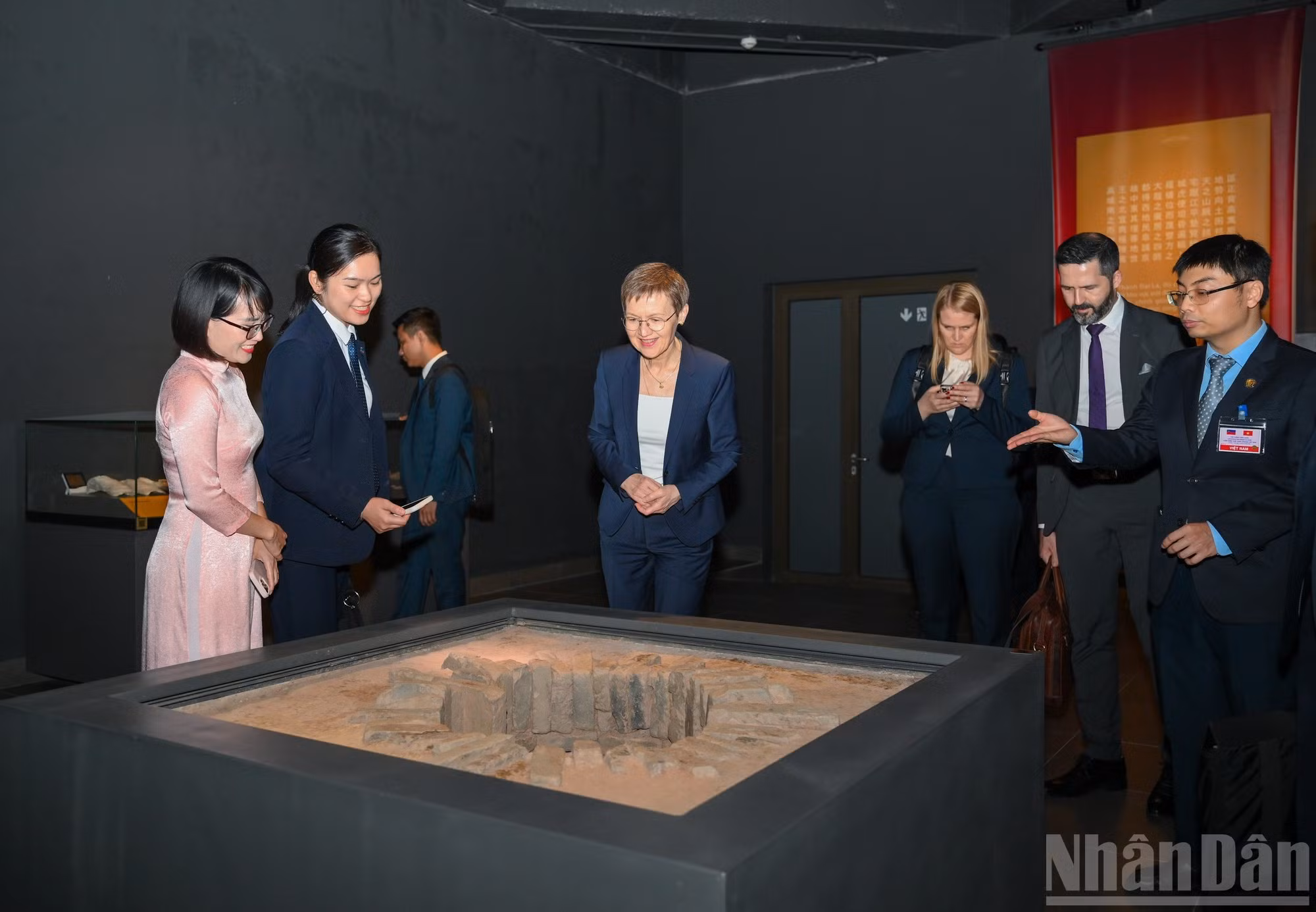 La primera ministra del Principado de Liechtenstein, Brigitte Haas, visita la exposición arqueológica subterránea de la sede de la Asamblea Nacional.