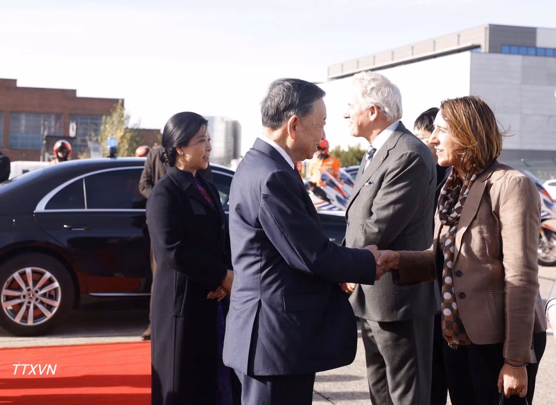 Autoridades belgas despiden al secretario general del Partido Comunista y presidente de Vietnam, To Lam, y a su esposa, Ngo Phuong Ly, en el aeropuerto militar de Melsbroek, Bruselas. (Foto: VNA)