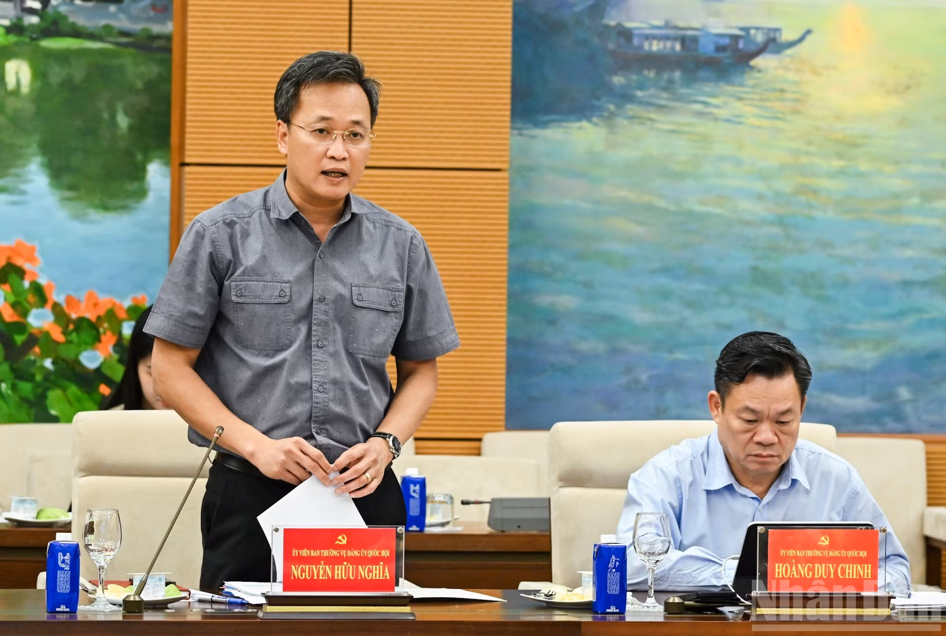 Nguyen Huu Nghia, miembro de la Junta Permanente del Comité del Partido de la Asamblea Nacional y jefe de su Comisión de Control Disciplinario, expresa su opinión. (Foto: Duy Linh)