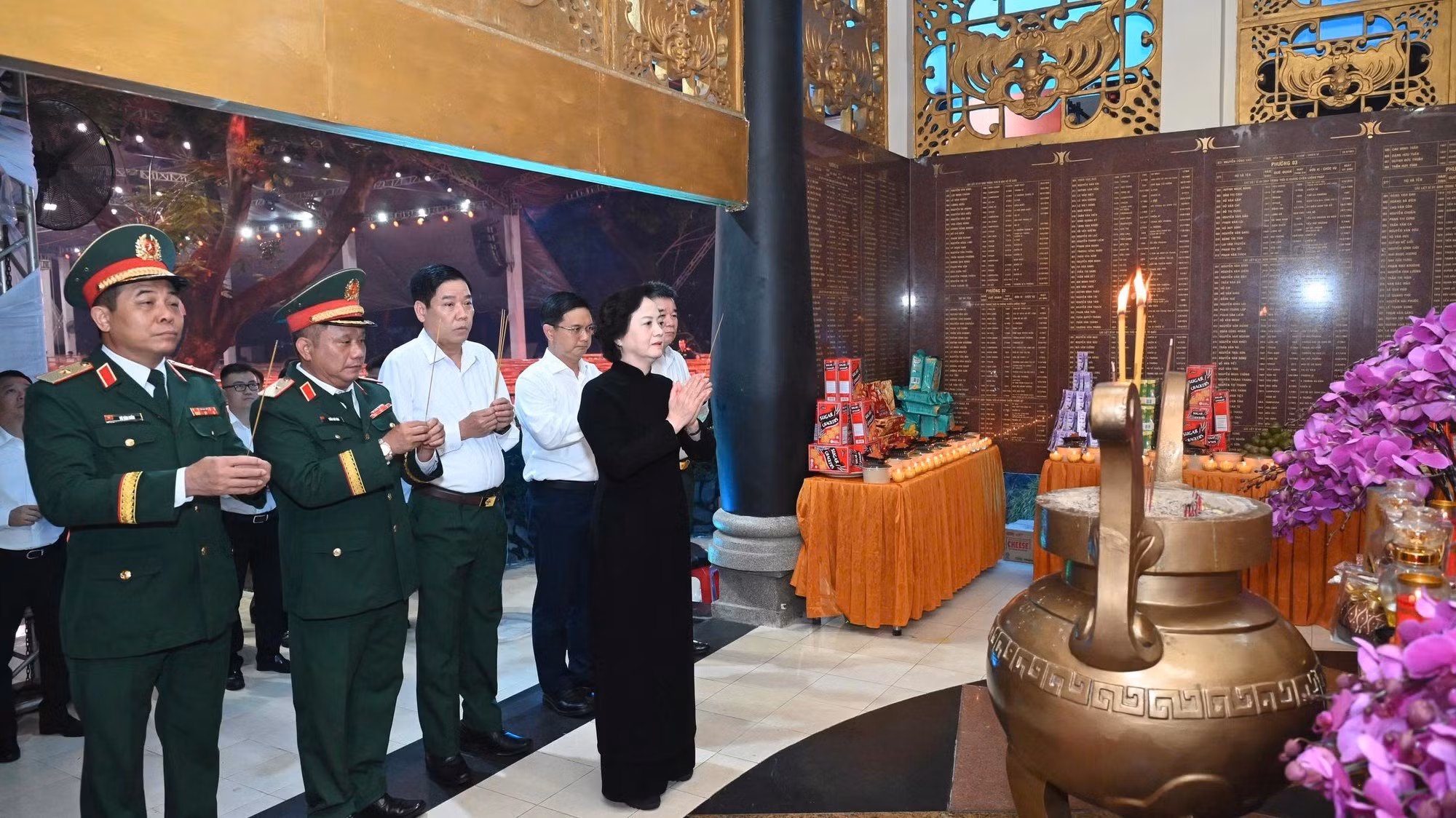 La viceprimera ministra Pham Thi Thanh Tra en ceremonia de oración por mártires en Parque Le Thi Rieng. (Foto: The Anh)