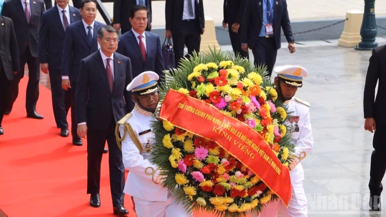 El primer ministro Le Minh Hung, y la delegación de alto nivel de Vietnam depositan ofrendas florales en el Monumento de la Amistad Camboya-Vietnam. (Foto: Huy Vu)