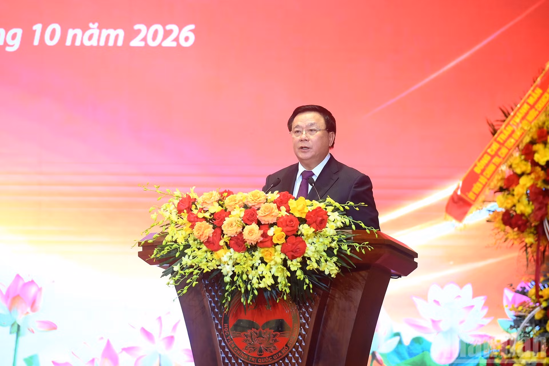 El profesor y doctor Nguyen Xuan Thang, presidente del Consejo Teórico Central, pronuncia el discurso.