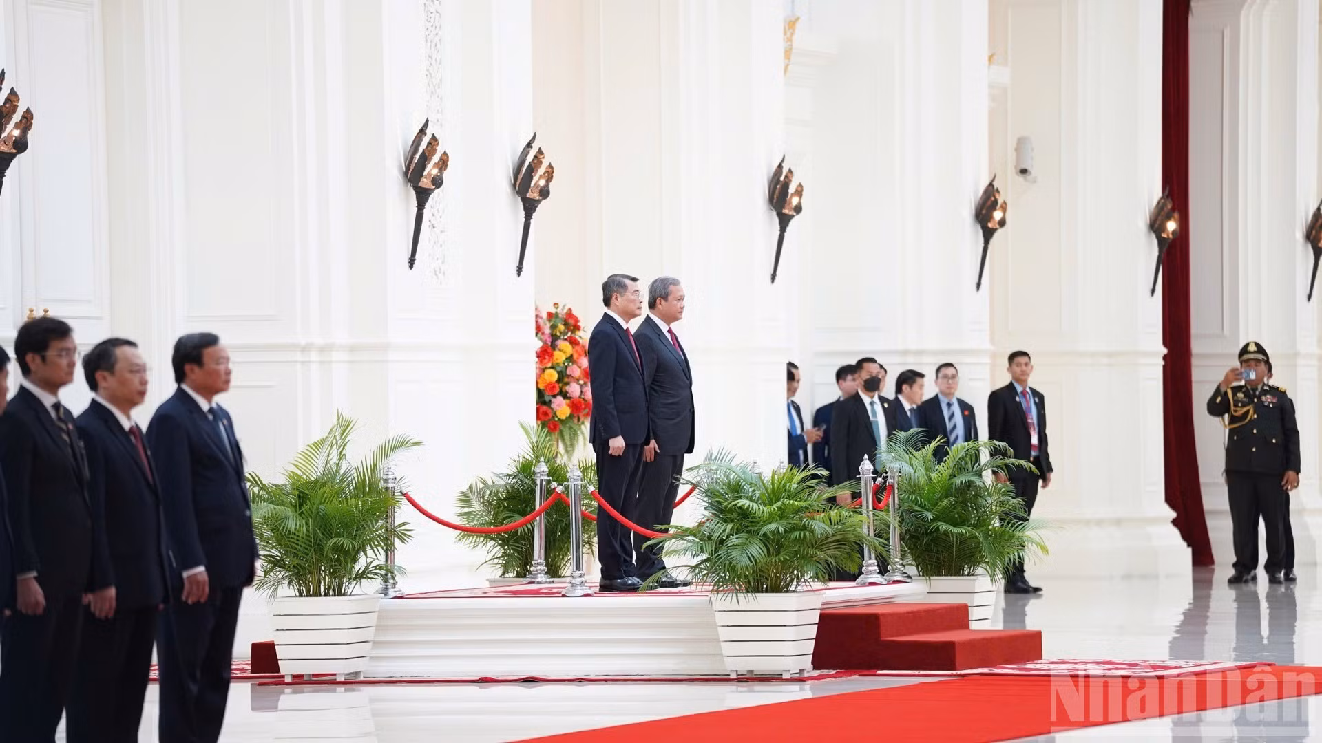 El primer ministro vietnamita, Le Minh Hung, y su par de Camboya, Hun Manet, escuchan los himnos nacionales de sus países interpretados por la banda militar. (Foto: Dinh Truong)