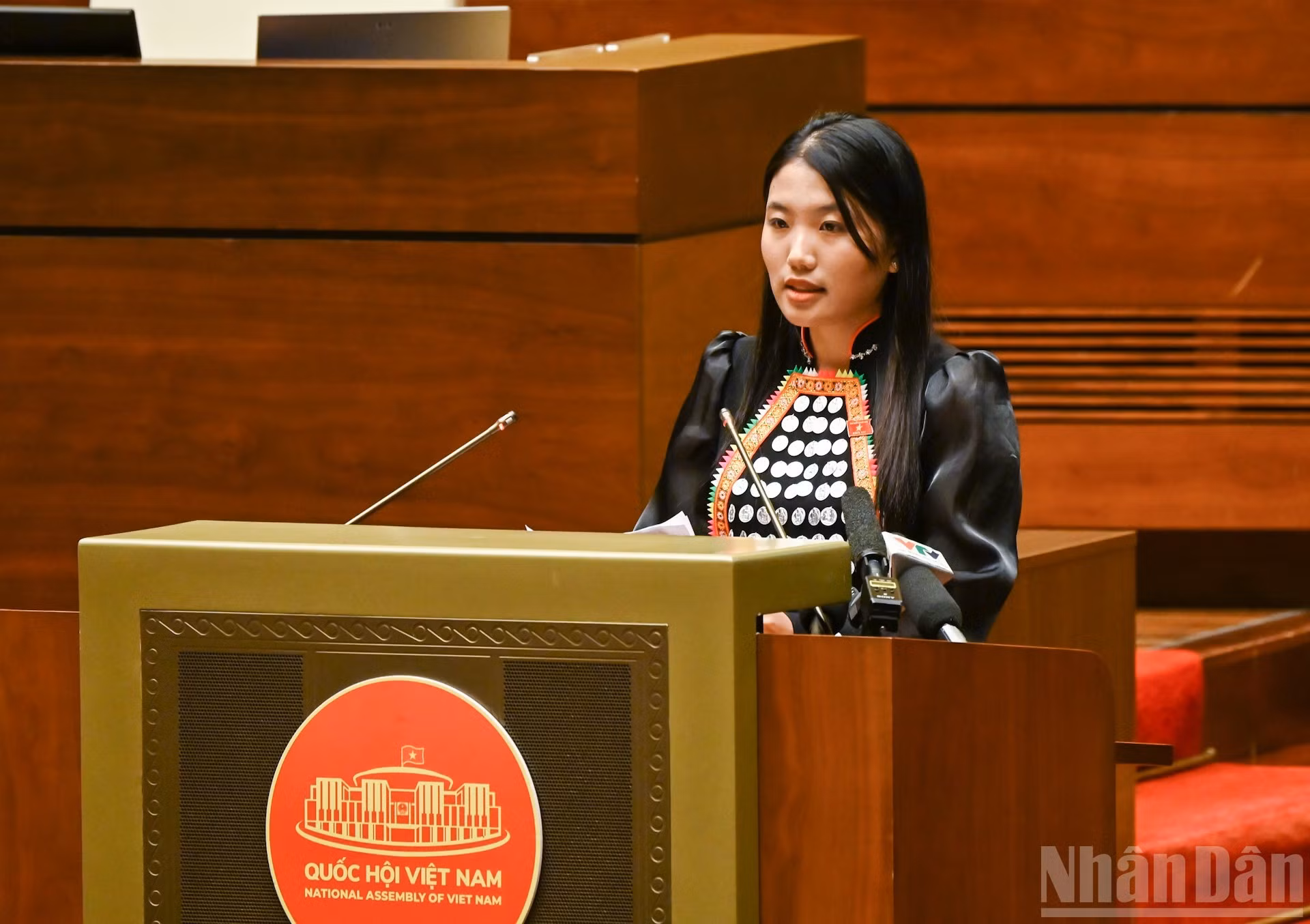 La diputada de la provincia de Dien Bien, Ly My Le, interviene en el acto. (Foto: Duy Linh)