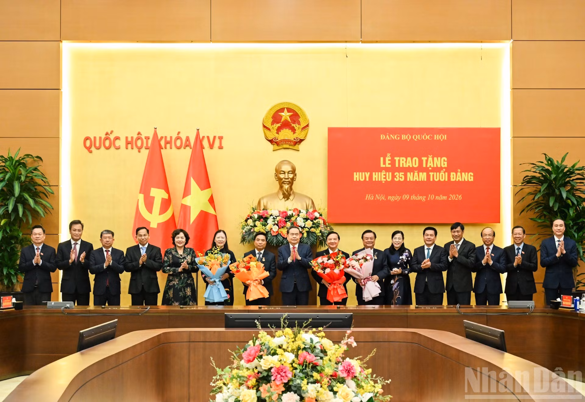 Tran Thanh Man y dirigentes de la Asamblea Nacional vietnamita felicitan a los dirigentes y exdirigentes de este órgano legislativo que recibieron las insignias por 35 años de militancia en el Partido. (Foto: Duy Linh)