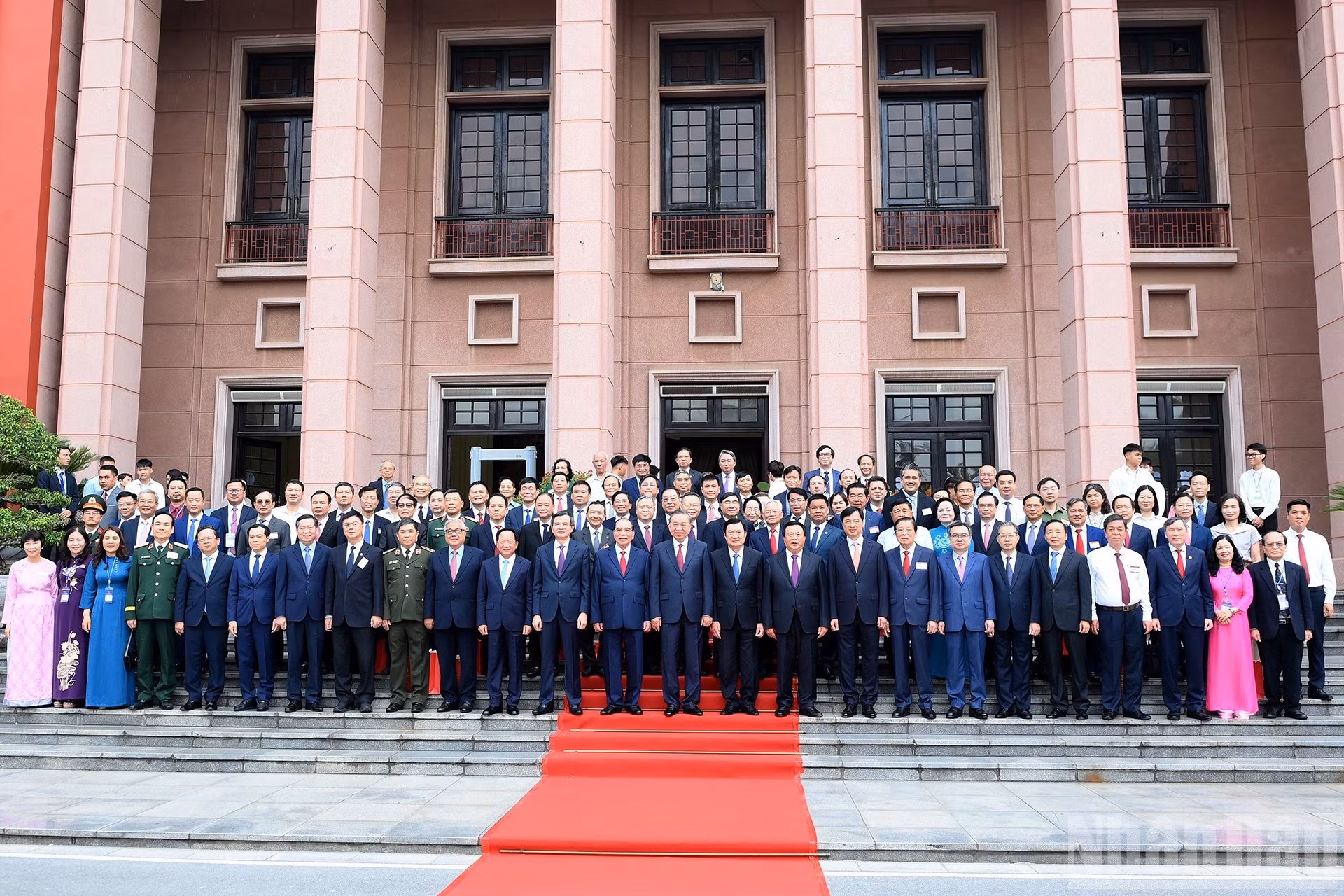 El secretario general del Partido Comunista y presidente de Vietnam, To Lam, actuales y antiguos dirigentes del Partido y del Estado, y delegados en el acto.