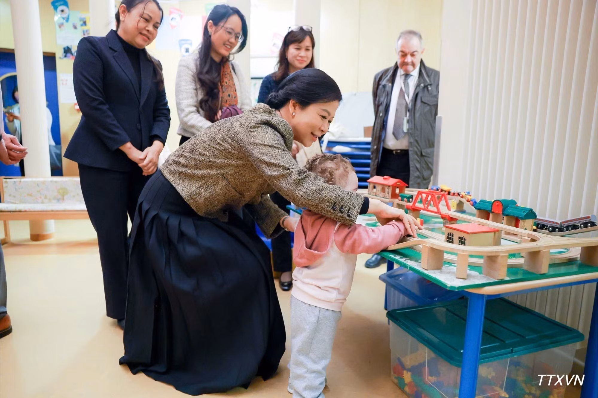 Ngo Phuong Ly visita y alienta a los niños que reciben tratamiento en el Hospital Universitario Infantil Reina Fabiola. (Foto: VNA)