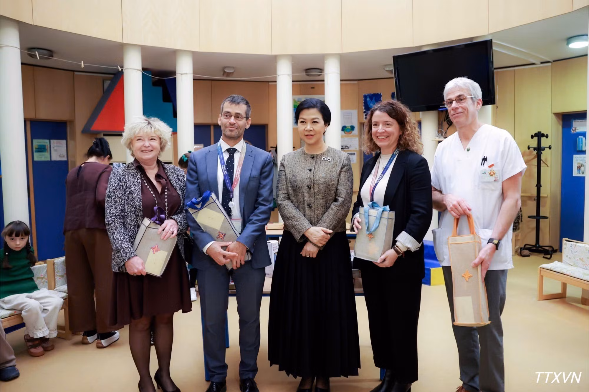 Ngo Phuong Ly junto con directivos y trabajadores del Hospital Universitario Infantil Reina Fabiola. (Foto: VNA)