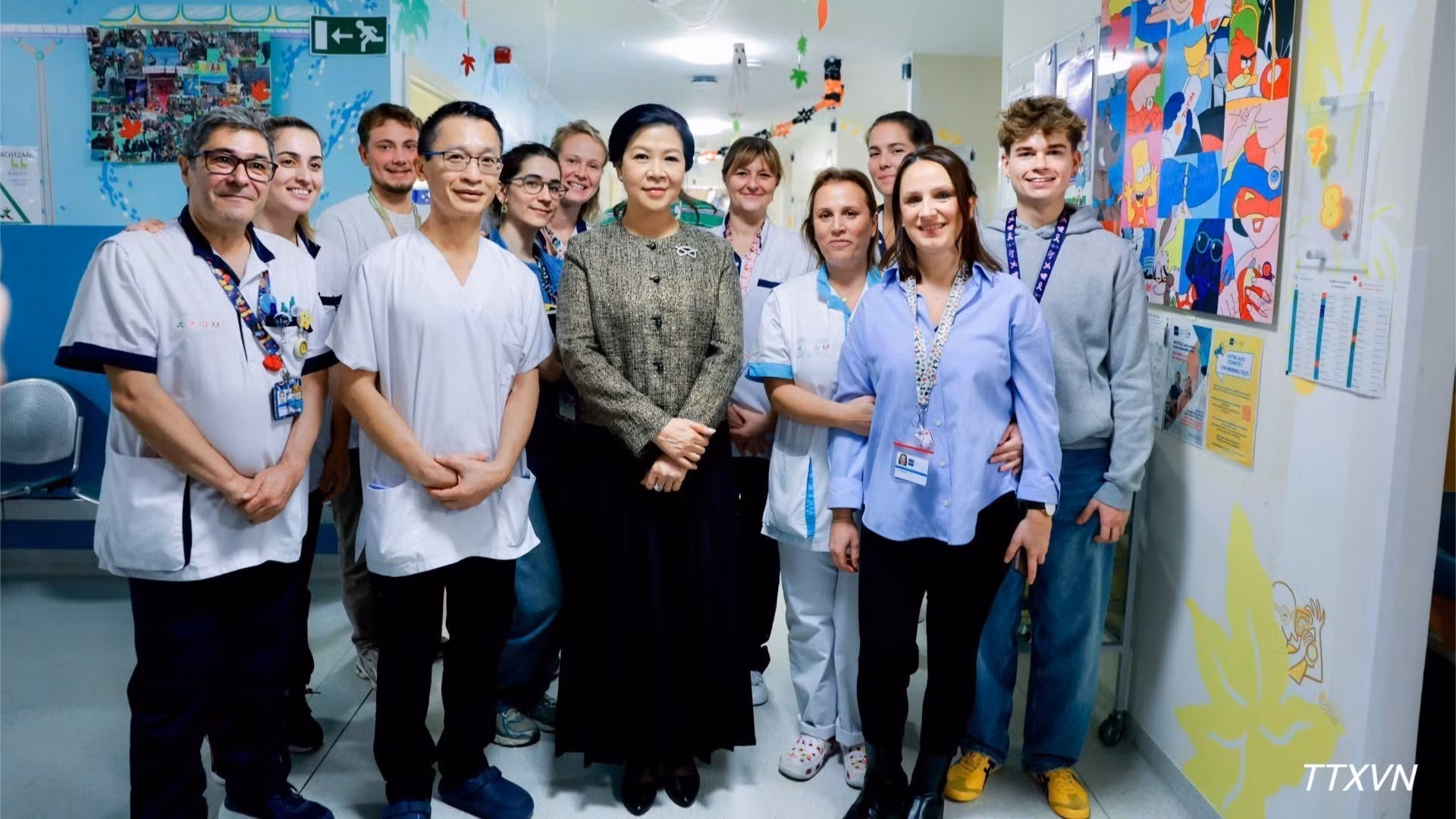 Ngo Phuong Ly, esposa del secretario general del Partido Comunista y presidente de Vietnam, To Lam, junto con directivos y trabajadores del Hospital Universitario Infantil Reina Fabiola. (Foto: VNA)