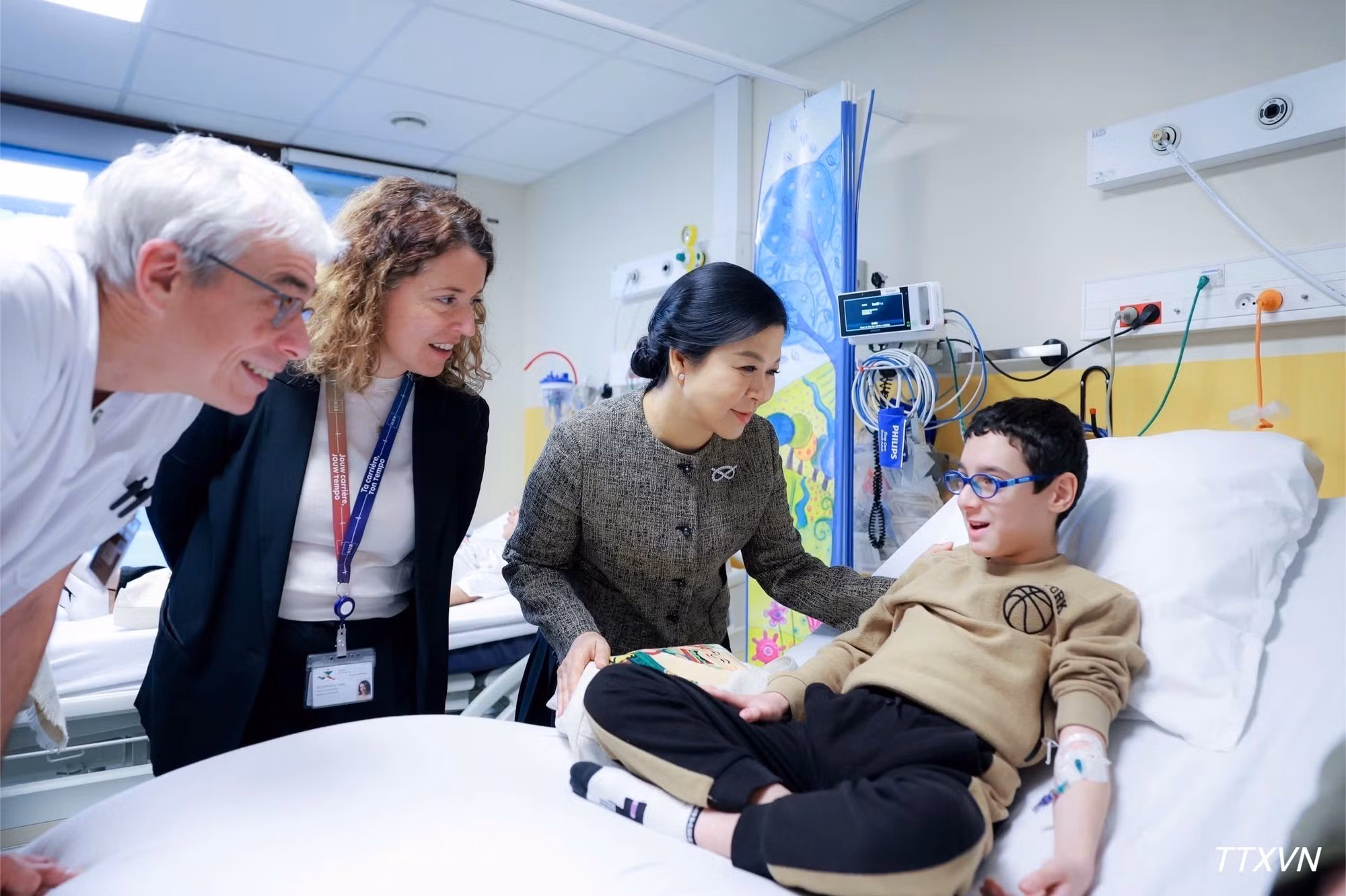 Ngo Phuong Ly visita y alienta a los niños que reciben tratamiento en el Hospital Universitario Infantil Reina Fabiola. (Foto: VNA)