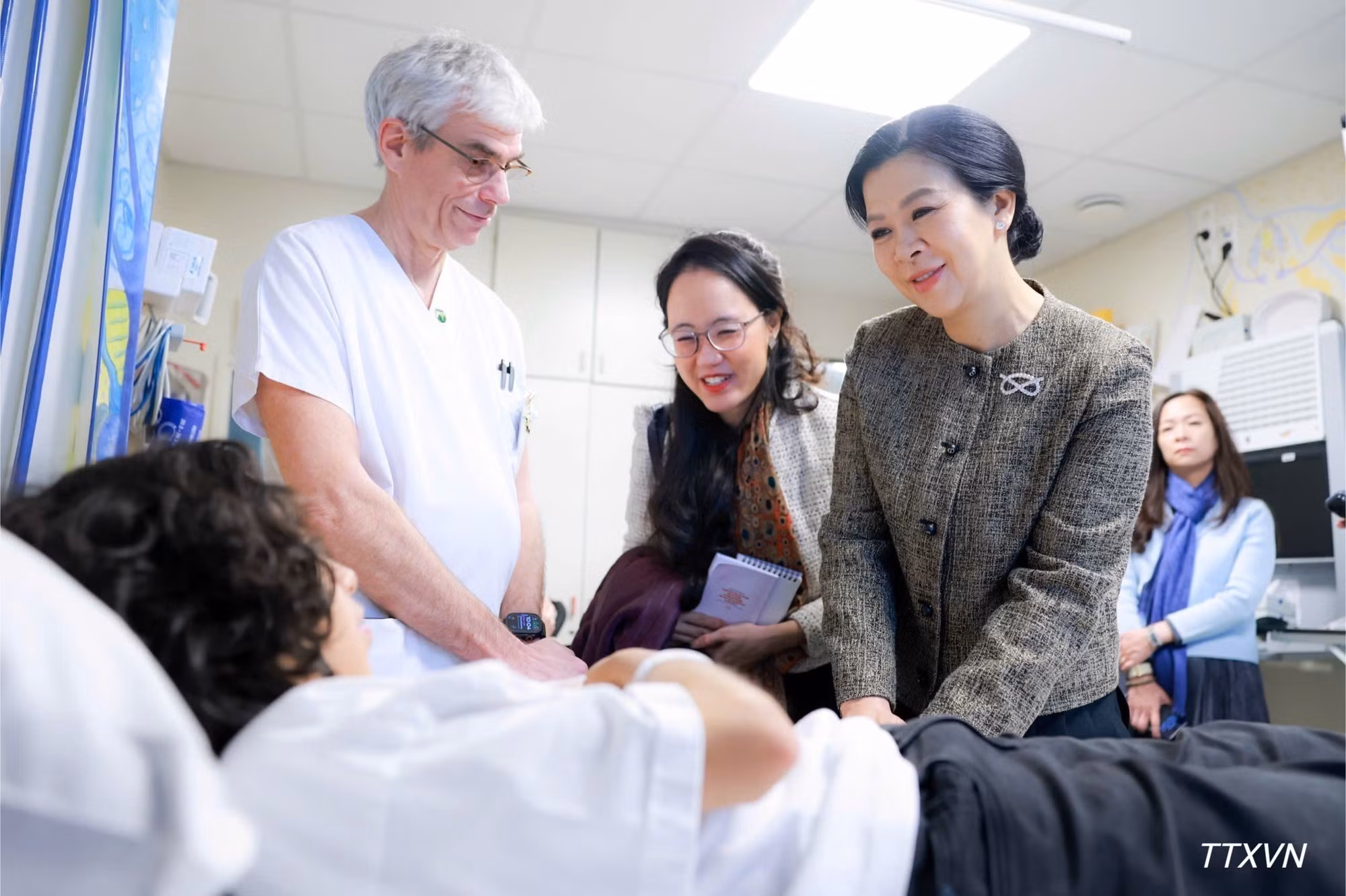 Ngo Phuong Ly visita y alienta a los niños que reciben tratamiento en el Hospital Universitario Infantil Reina Fabiola. (Foto: VNA)