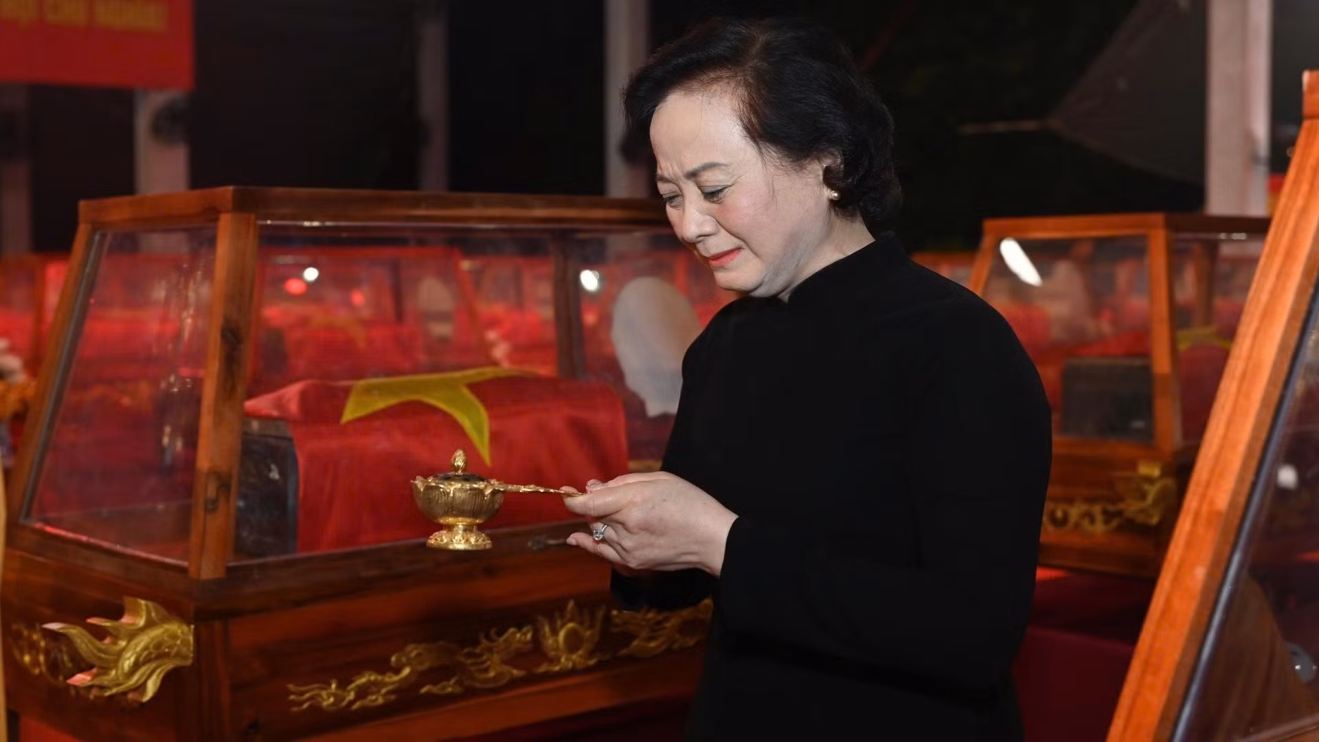 La viceprimera ministra Pham Thi Thanh Tra en la ceremonia de oración.