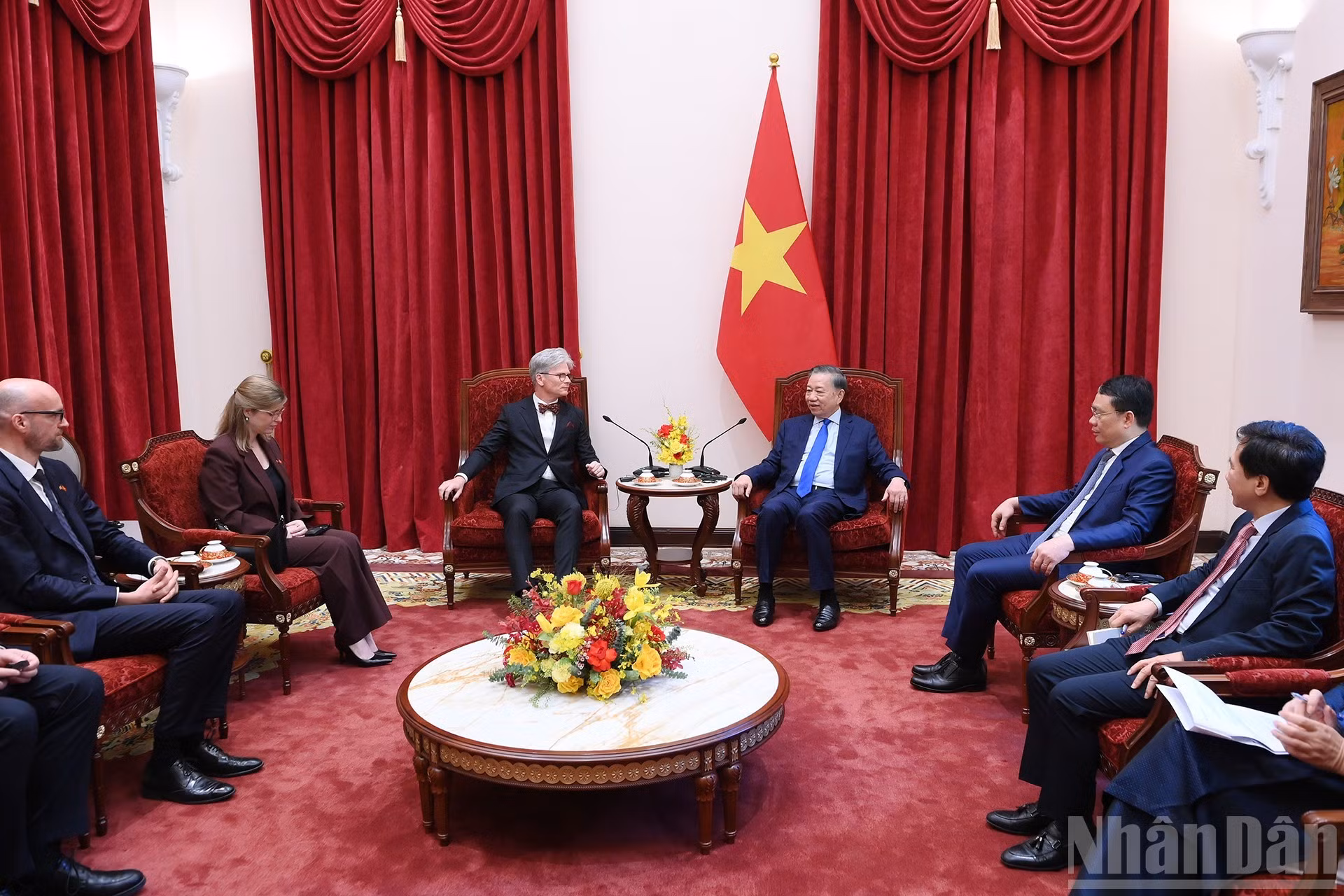 El secretario general del Partido Comunista y presidente de Vietnam, To Lam, recibe al embajador de Bélgica, Pieter Leenknegt.