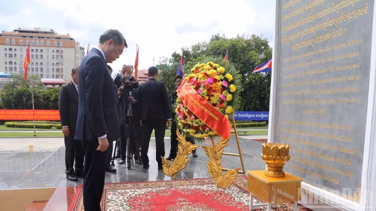 El primer ministro Le Minh Hung, y la delegación de alto nivel de Vietnam ofrecen incienso y flores en el Monumento de la Amistad Camboya-Vietnam, en Phnom Penh. (Foto: Huy Vu)