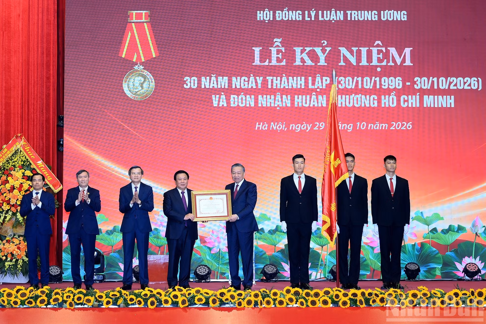 El secretario general del Partido Comunista y presidente de Vietnam, To Lam, entrega la Orden Ho Chi Minh al Consejo Teórico Central.