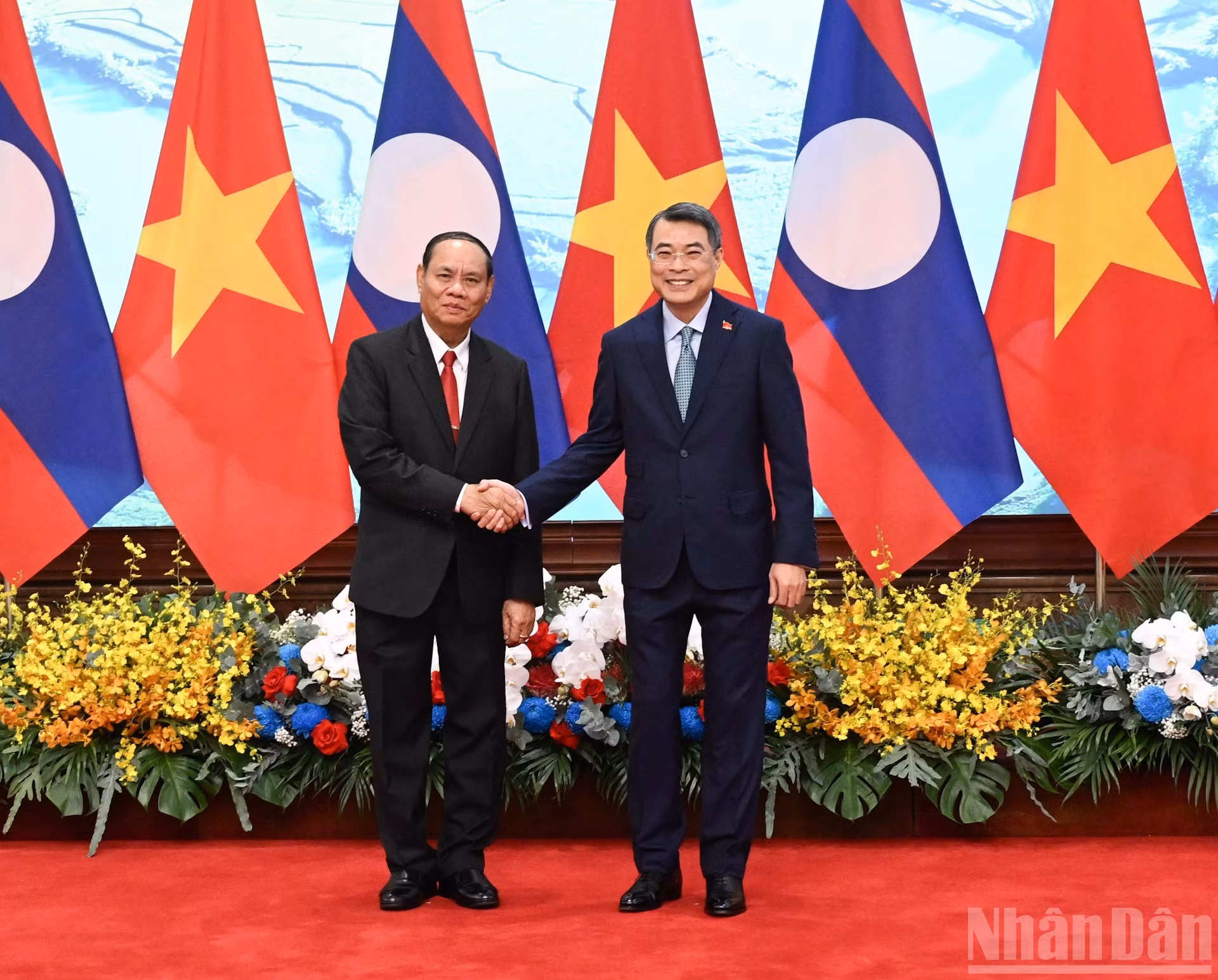 El primer ministro vietnamita, Le Minh Hung, y miembro permanente del Secretariado del Comité Central del Partido Popular Revolucionario de Laos, Vilay Lakhamfong.
