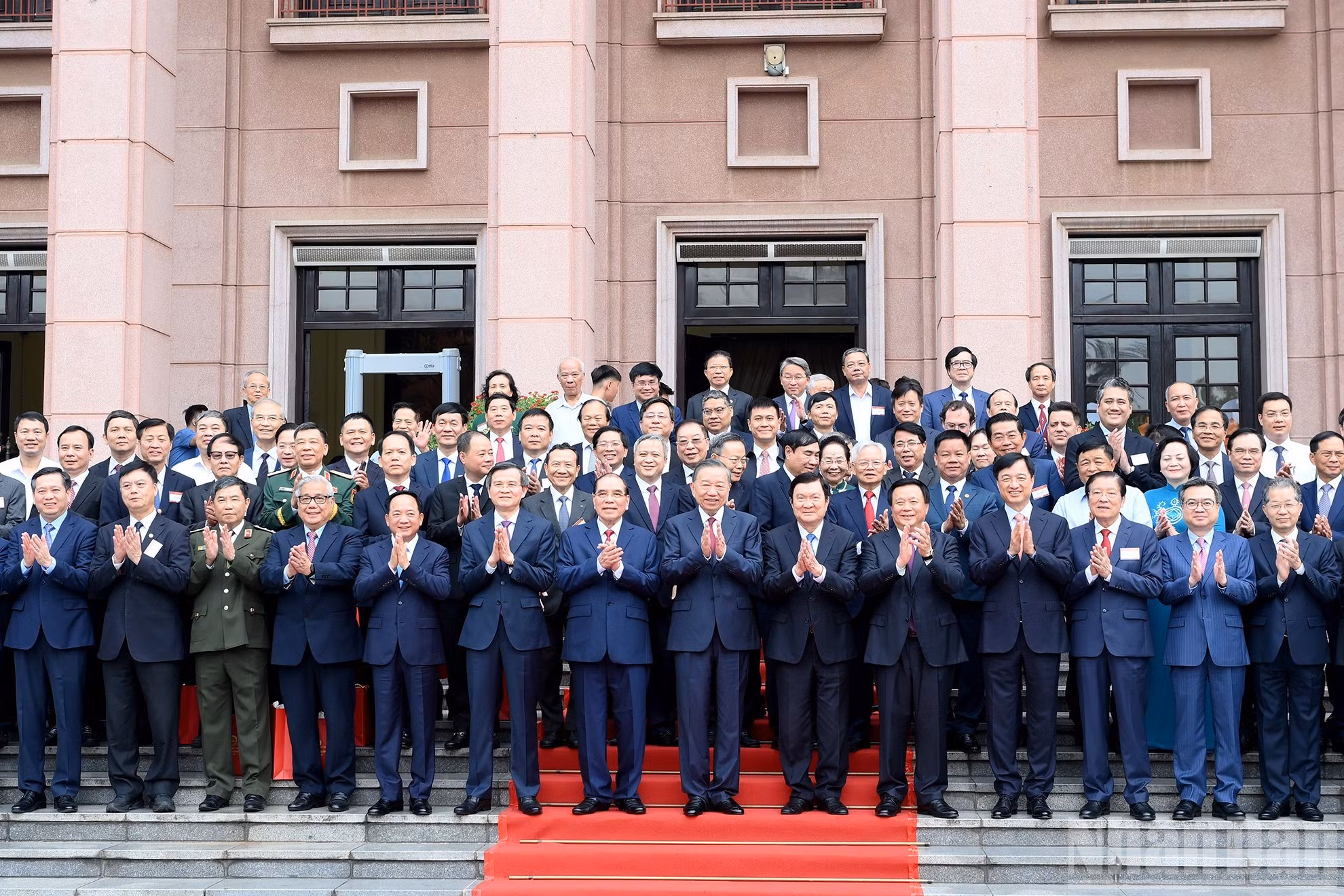 El secretario general del Partido Comunista y presidente de Vietnam, To Lam, actuales y antiguos dirigentes del Partido y del Estado, y delegados en la ceremonia.