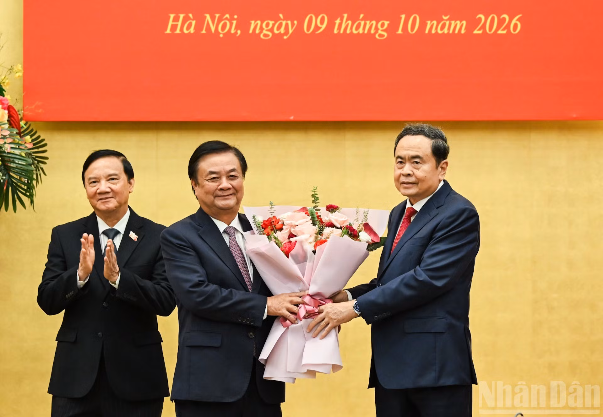 El presidente de la Asamblea Nacional vietnamita, Tran Thanh Man, entrega la insignia por 35 años de membresía del PCV y flores a Le Minh Hoan, exvicepresidente del Parlamento vietnamita. (Foto: Duy Linh)