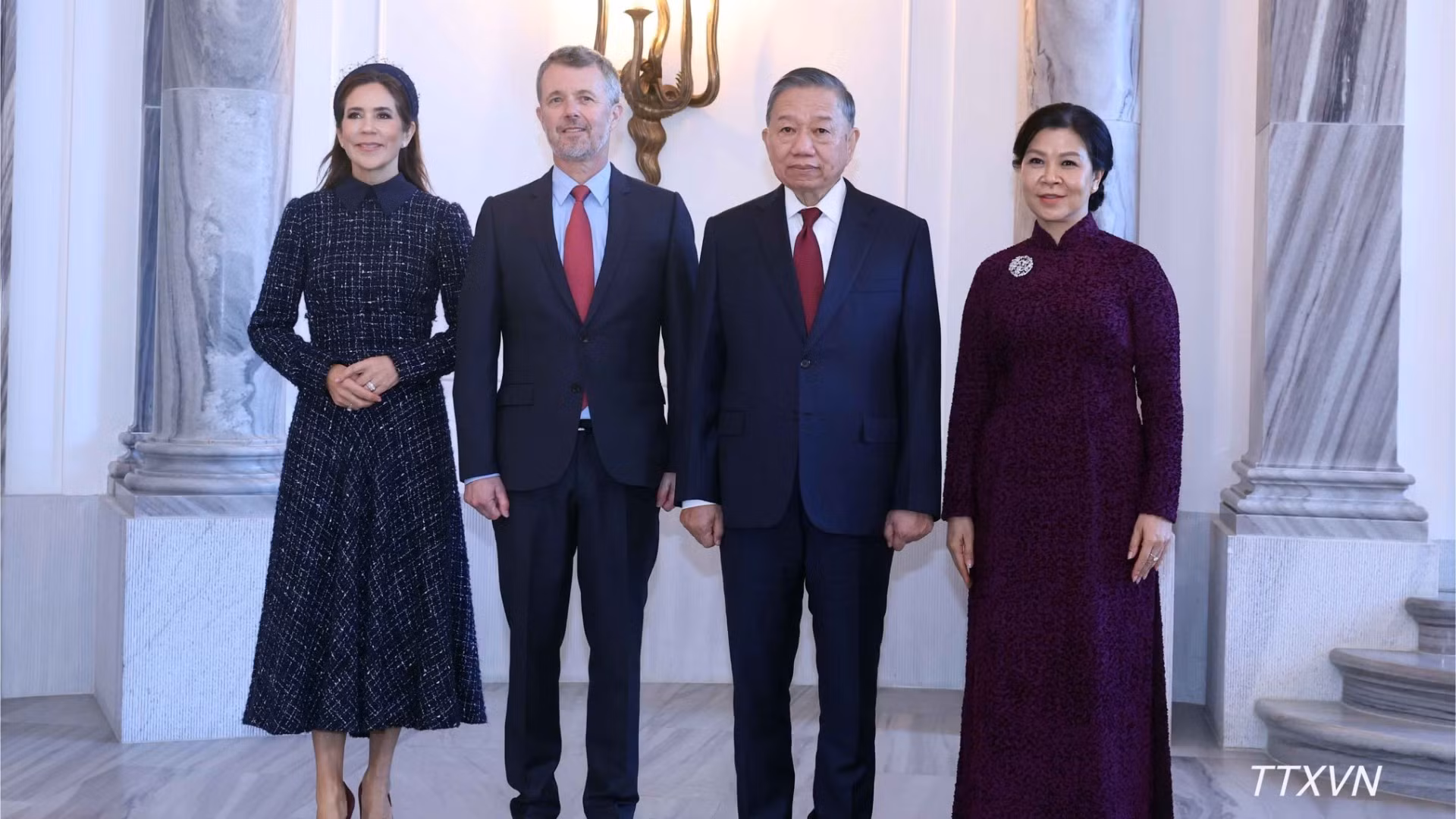 El secretario general del Partido Comunista y presidente de Vietnam, To Lam, y su esposa, Ngo Phuong Ly, y los reyes Federico X y María de Dinamarca (Foto: VNA)