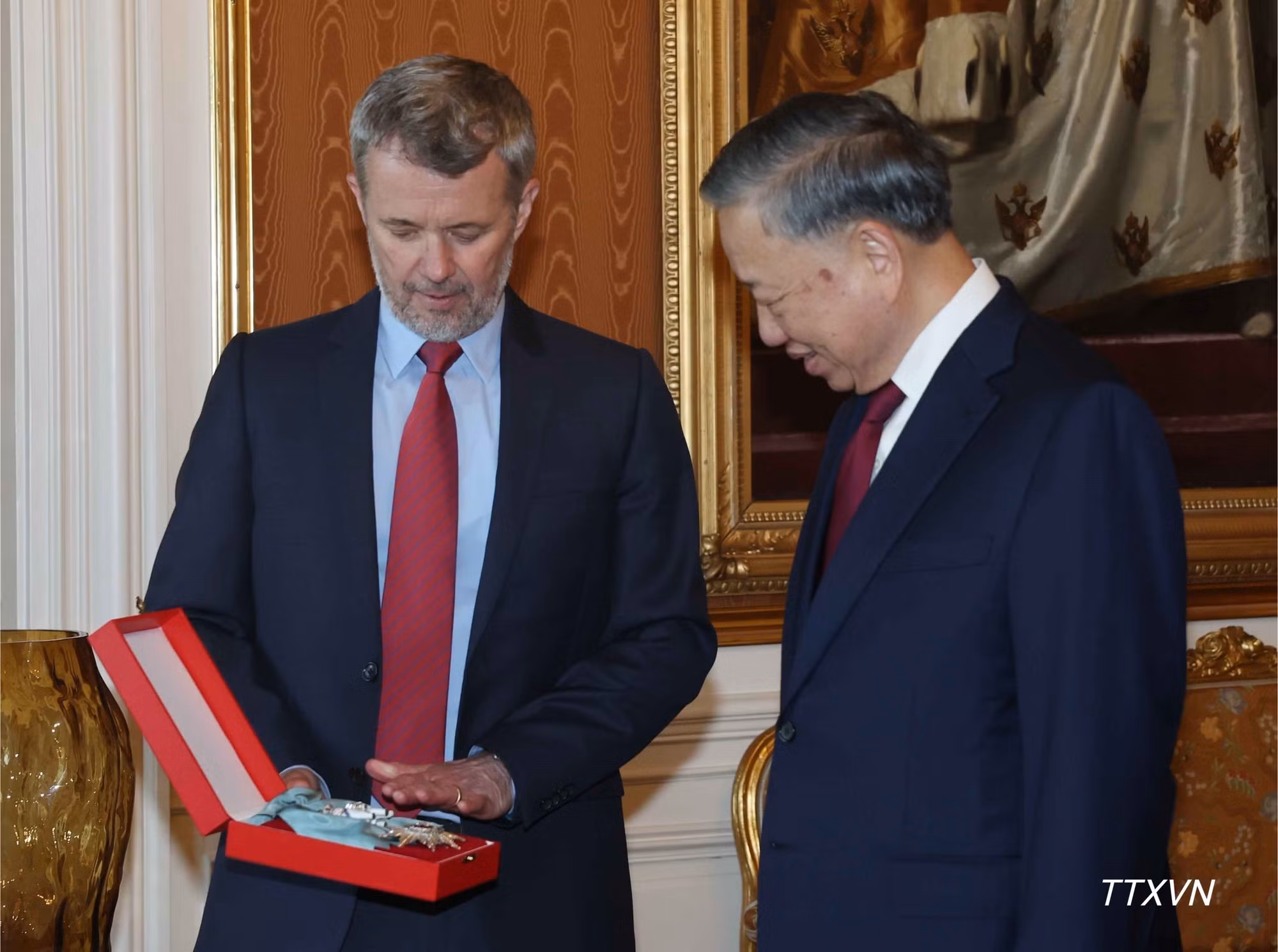 El rey Federico X entrega al secretario general del Partido Comunista y presidente de Vietnam, To Lam, la Orden del Elefante, máxima distinción de Dinamarca. (Foto: VNA)