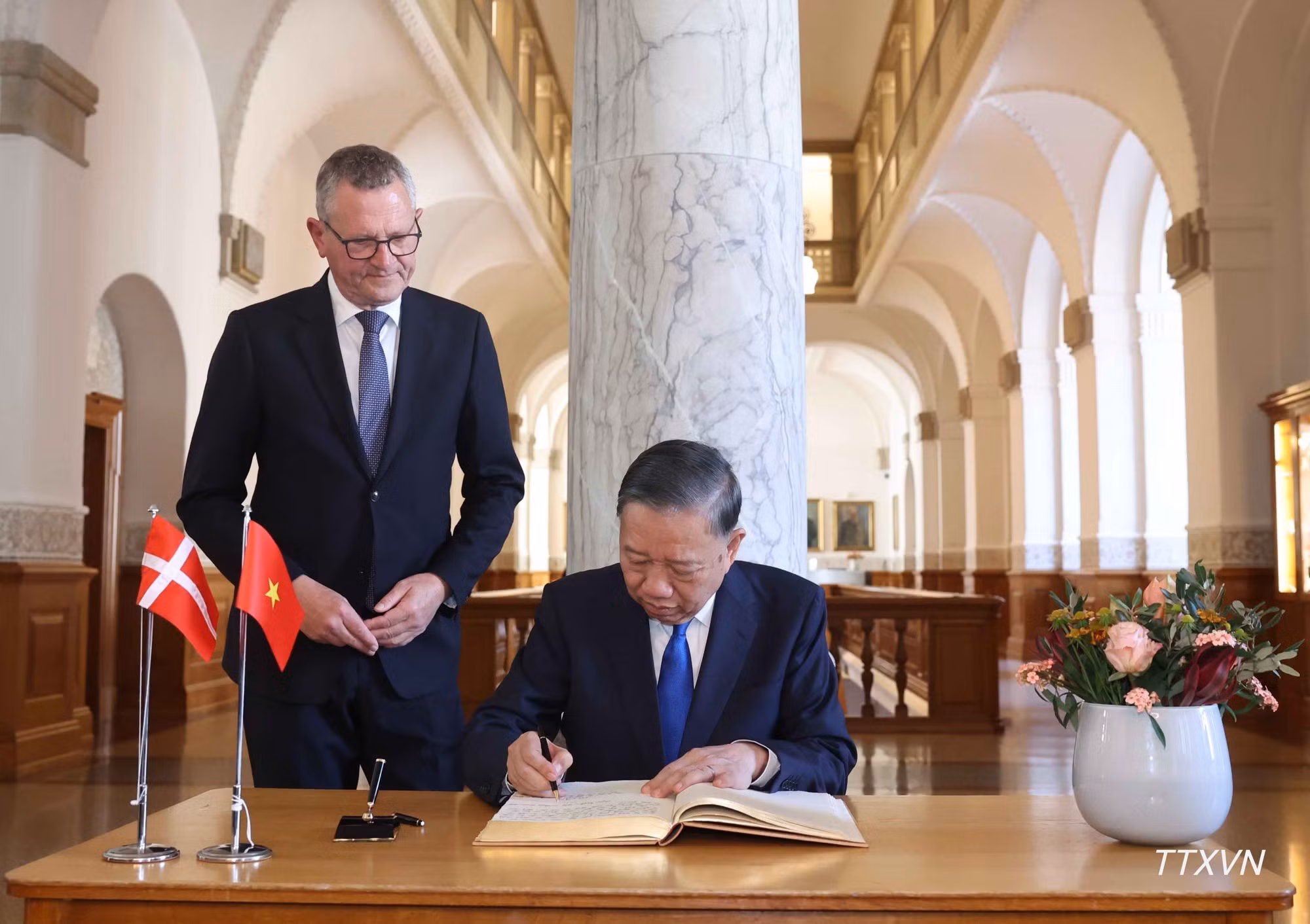 El secretario general del Partido Comunista y presidente de Vietnam, To Lam, firma el libro de visitas. (Foto: VNA)