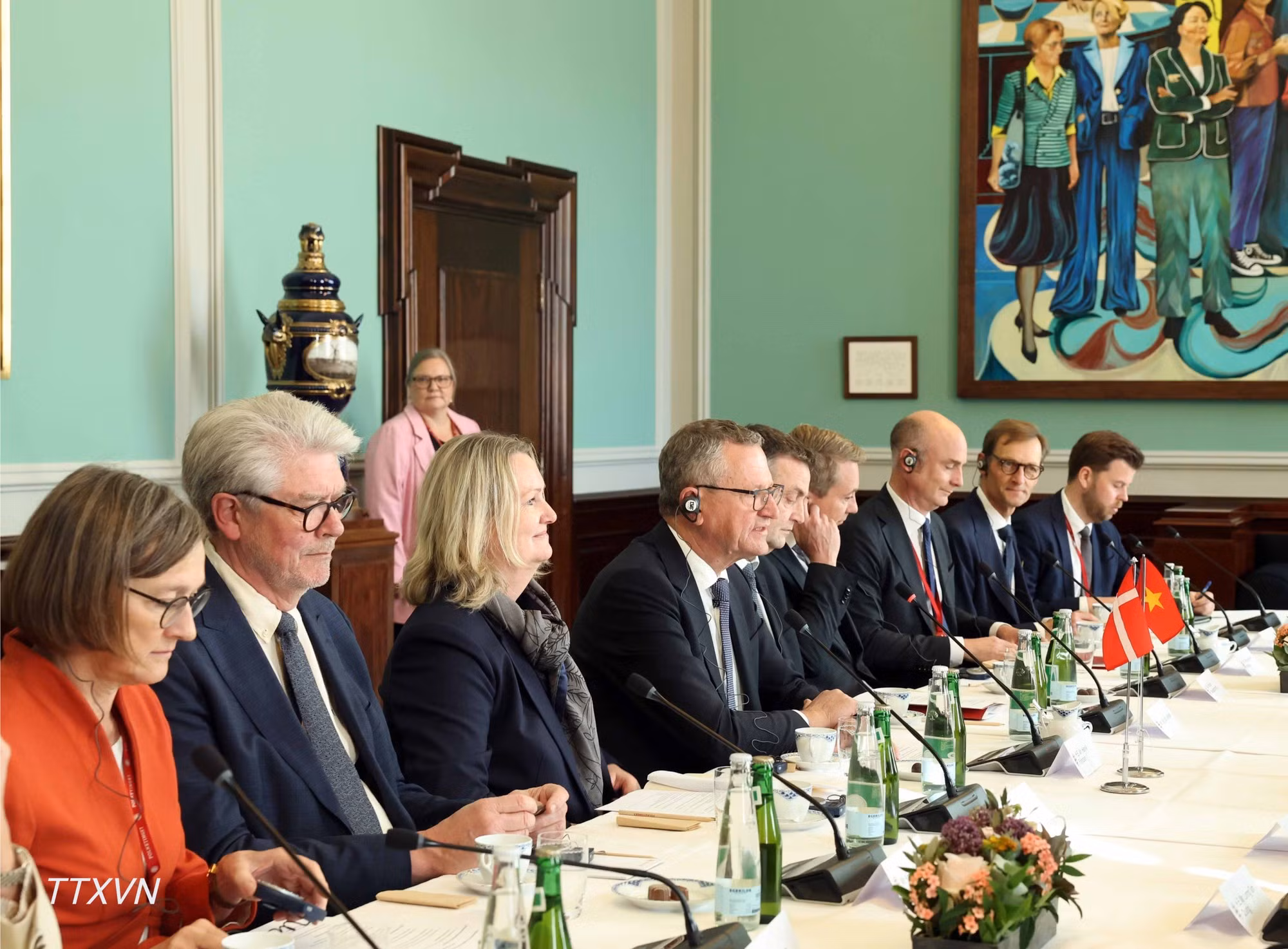 El presidente del Parlamento de Dinamarca, Henrik Frandsen, y los delegados daneses durante la reunión. (Foto: VNA)