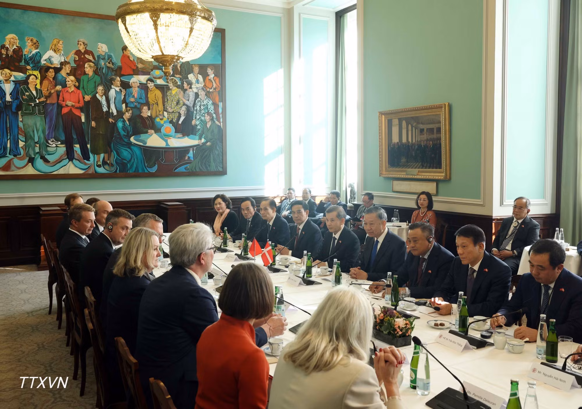 El secretario general del Partido Comunista y presidente de Vietnam, To Lam, se reúne con el presidente del Parlamento de Dinamarca, Henrik Frandsen. (Foto: VNA)