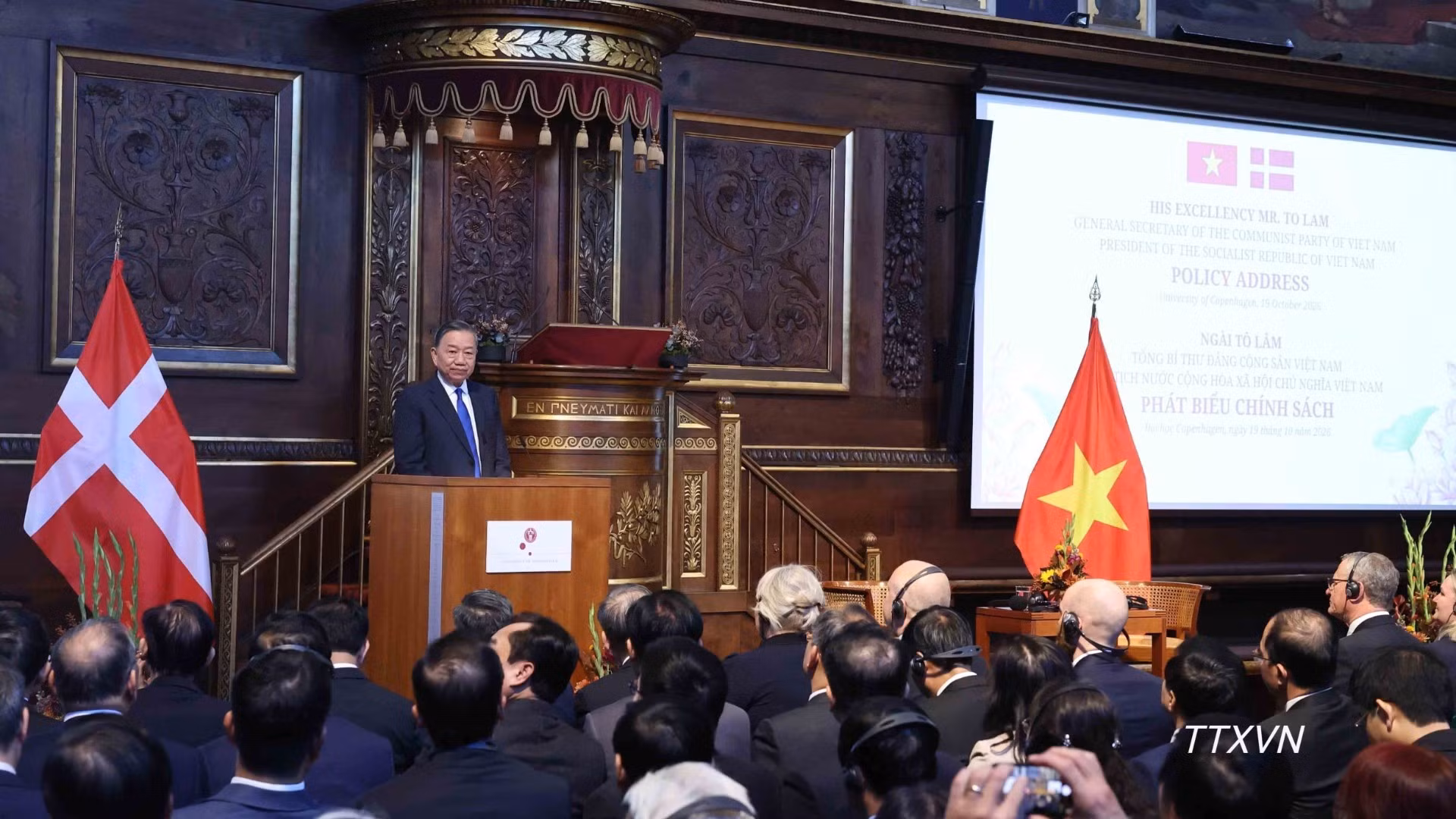 El secretario general del Partido Comunista y presidente de Vietnam, To Lam, habla en el evento.