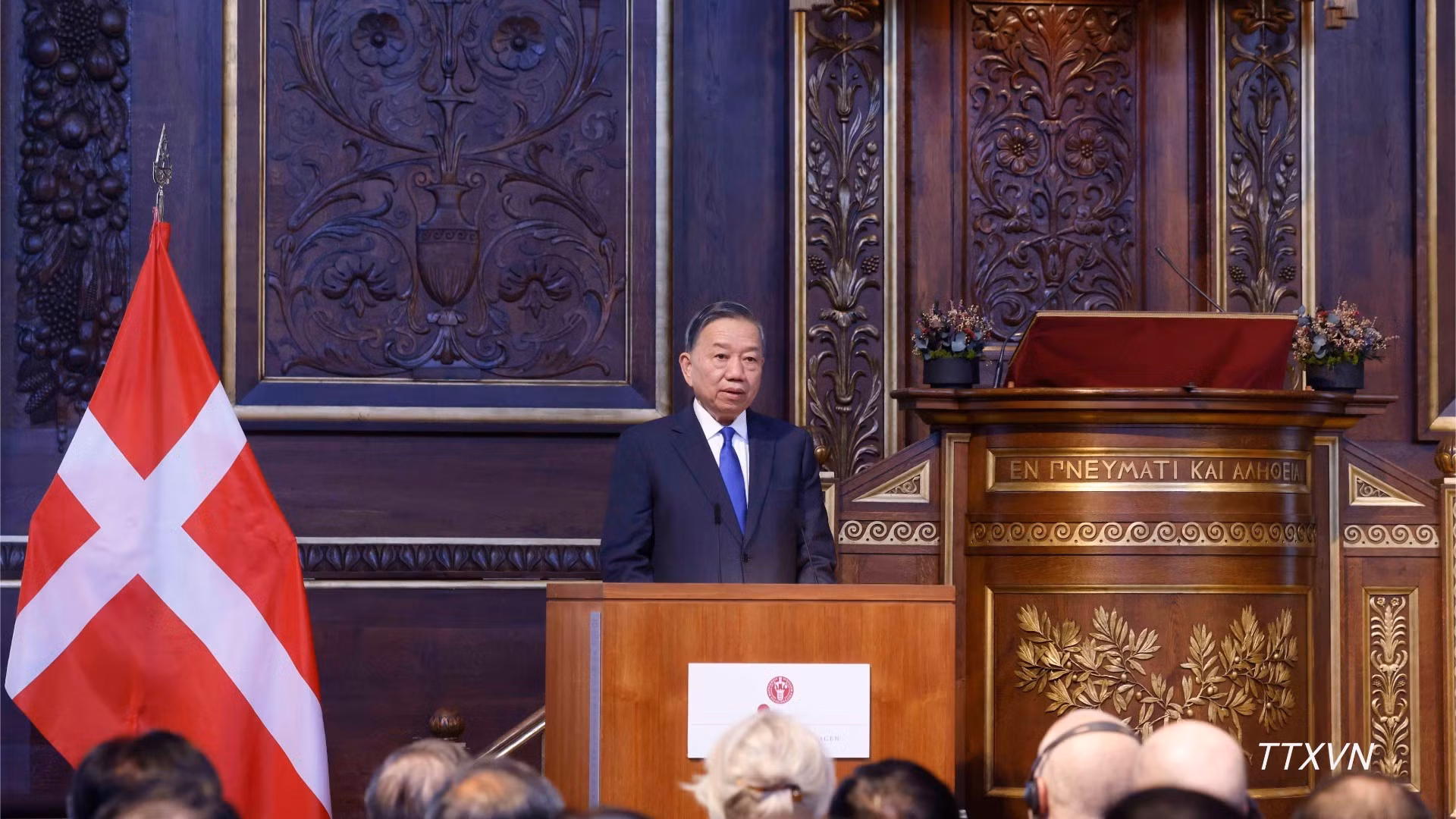 El secretario general del Partido Comunista y presidente de Vietnam, To Lam, habla en el evento.