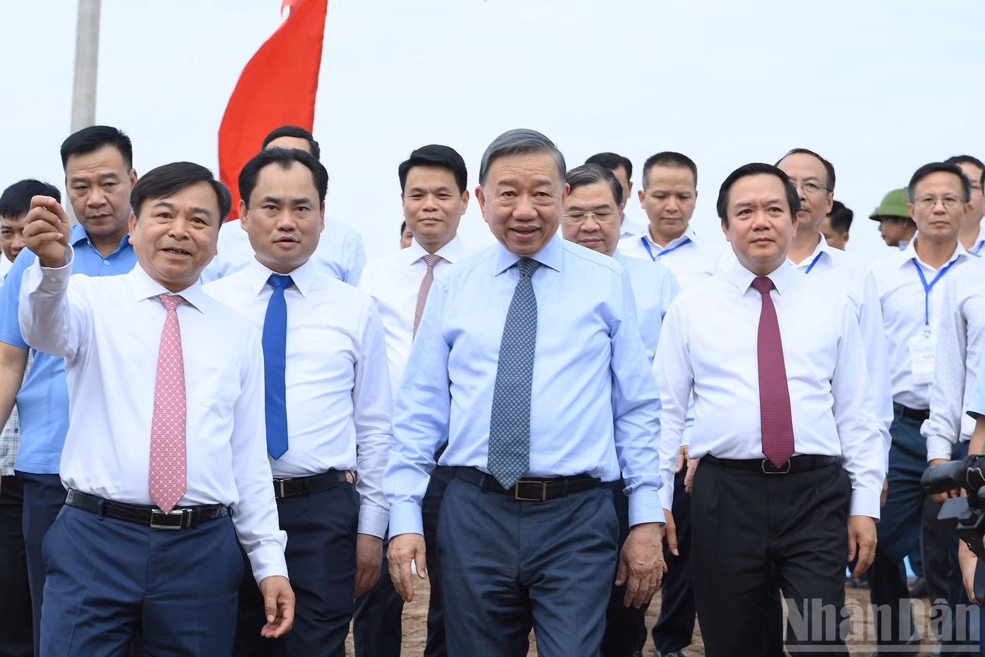 El secretario general del Partido Comunista de Vietnam y presidente del país, To Lam, y los delegados en la cita.
