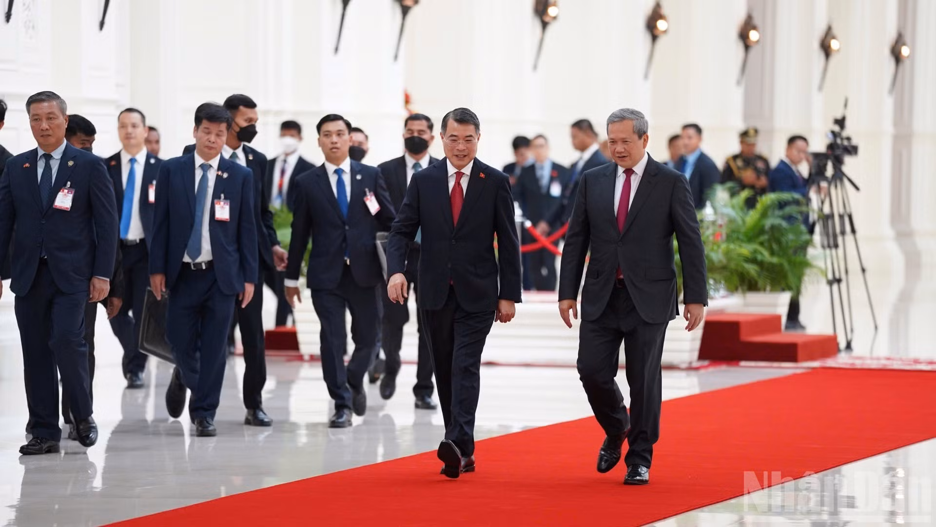 El primer ministro vietnamita, Le Minh Hung, y su par de Camboya, Hun Manet, en la ceremonia oficial de bienvenida. (Foto: Dinh Truong)
