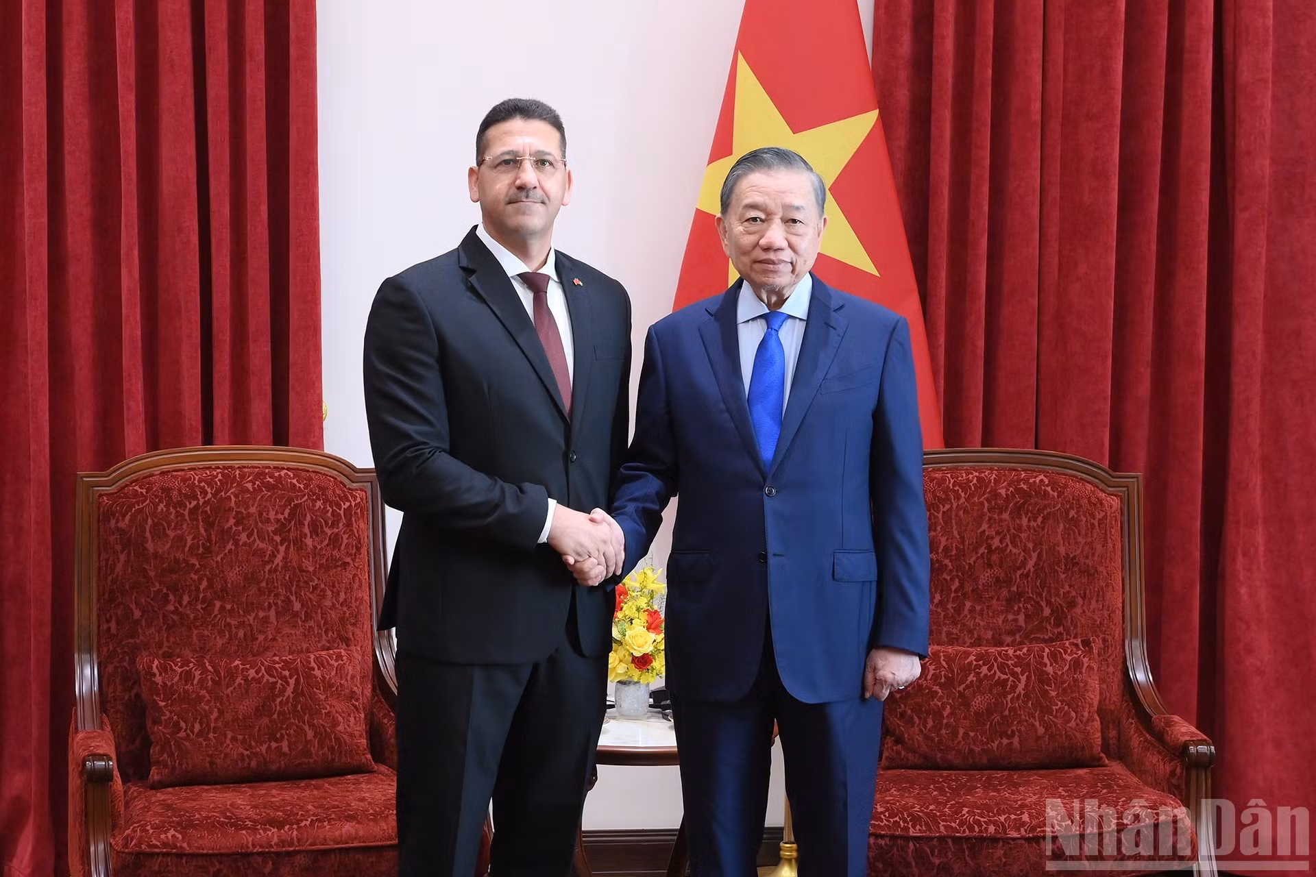 El secretario general del Partido Comunista y presidente de Vietnam, To La, recibe al embajador de Palestina, Shadi Abu Zarqa.