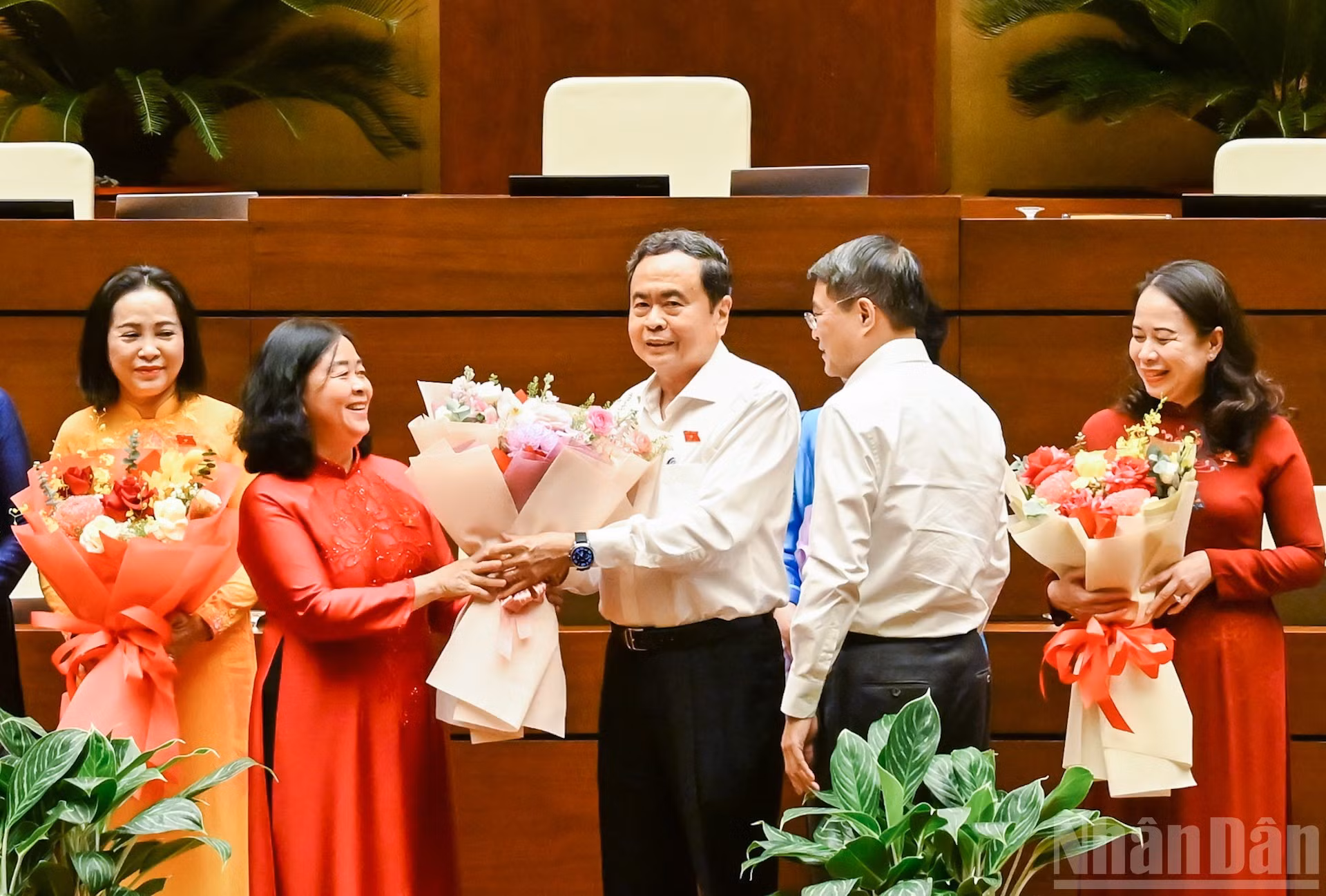 El primer ministro, Le Minh Hung, y el presidente de la Asamblea Nacional, Tran Thanh Man, entregan flores a las diputadas de la XVI Legislatura. (Foto: Duy Linh)
